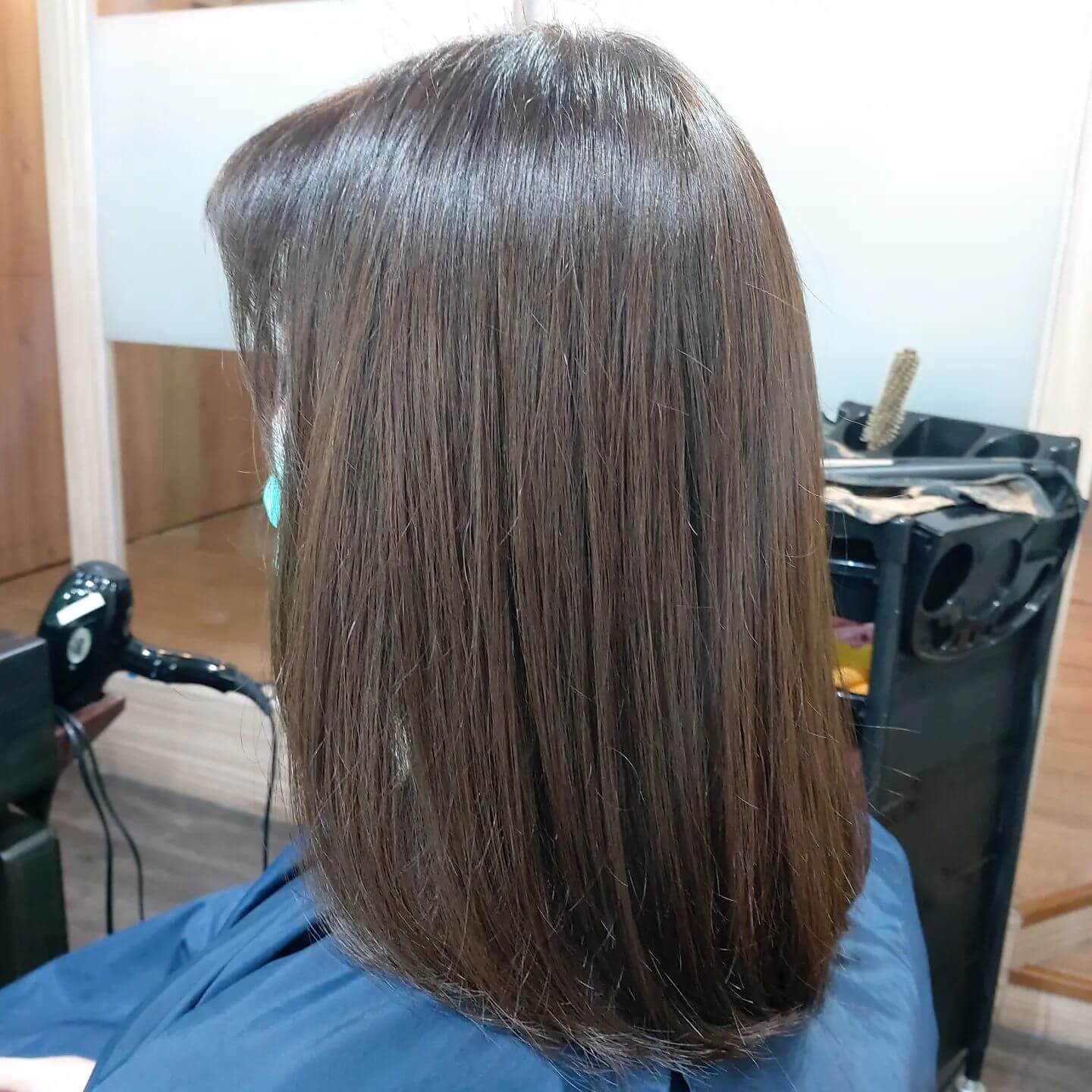 Cut+straight perm +olaplex +treatment Milbon  ️Free parking available
สามารถโทรจองคิวได้ที่
02-042-8385
LINE Account : https://lin