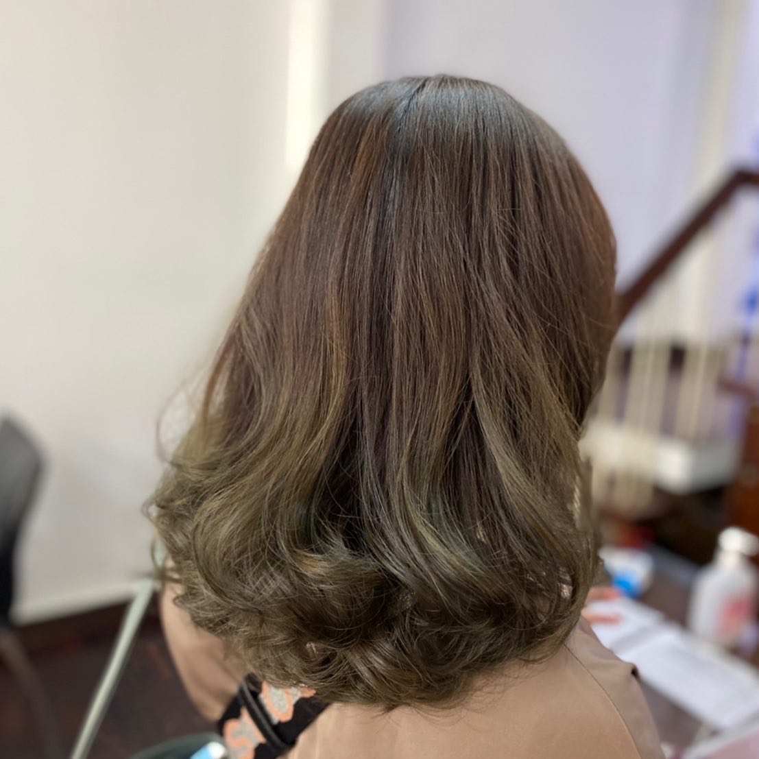 cut +color+olaplex +milbon treatment ทำผมโดยช่างญา ช่างทำผมสไตล์ญี่ปุ่น '
 สวัสดีค่ะ 
สีผมแบบไหนที่ทำสีแล้วให้ผมสุขภาพดี
ยินดีให้คำปรึกษาก่อนมาใช้บริการ🥰🥰
ร้านเปิดให้บริการ 9.00-18.30  ลูกค้าสามารถจองคิวเข้ามาได้เลยค่ะ  ขอบคุณลูกค้าทุกท่านที่เข้ามาใช้บริการค่ะ
สอบถามเพิ่มเติมหรือจองคิวทำผม
ได้ที่เบอร์โทรศัพ 02-662-7106
ลูกค้าสามารถจอดรถที่ร้านได้เลยนะคะ  อีก1ช่องทางการติดต่อ, เช็คโปรโมชั่นทางร้านหรือจองคิวทำผม สามารถแอดไลน์ของทางร้านได้เลยค่ะ
LINE account
https://lin.ee/3Cm0Ksiac  #106hair #coco106 #sukhumvit39 #ร้านทำผม106coco #ร้านทำผม106 #สระโซดาสปา #ไฮไลท์สีผม #ทำสีผม #ร้านทำผม #ร้านทำผมในกรุงเทพ #ร้านเสริมสวยในกรุงเทพ