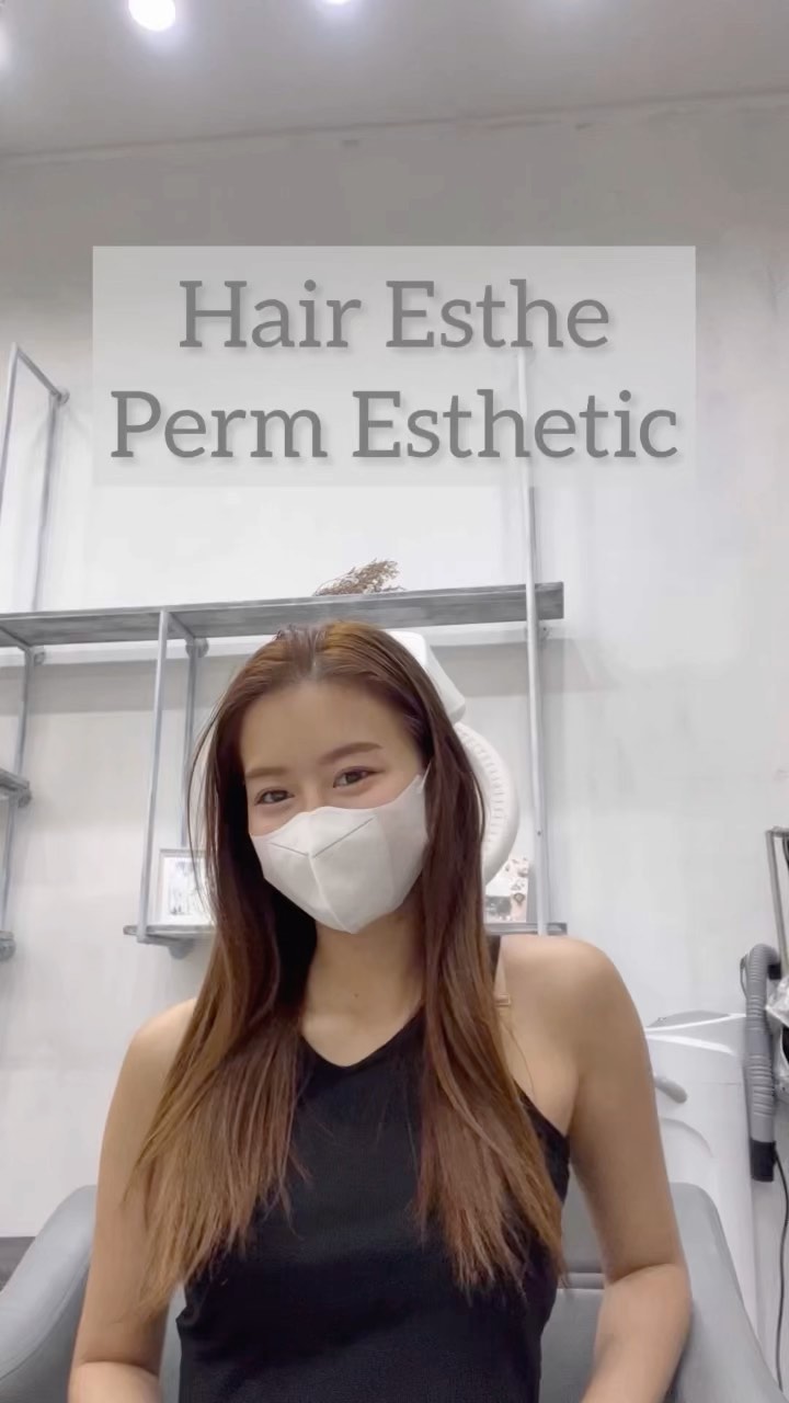 Perm Esthetic  ถึงแม้จะเป็นรายการเกี่ยวกับการดัดผม แต่ก็สามารถทำให้เส้นผมมีสุขภาพที่ดีขึ้นได้🤫  เมนูCuu's hair เป็นเมนูยอดนิยม จำเป็นต้องจำกัดสิทธิ์ในการจองคิว แนะนำให้ทุกท่านรีบติดต่อทางเราเพื่อสำรองคิวไว้ล่วงหน้า
สำหรับเมนูนี้เป็นการดัดผมพร้อมกับการดูแลเส้นผมด้วยการเติมสารอาหารจำนวนมาก เช่น เคราติน คอลลาเจน กรดอะมิโน กรดไฮยาลูโรนิก เซราไมด์ ฯลฯ 
ไม่ว่าจะเป็นพื้นผมธรรมดา หรือพื้นผมที่ผ่านการฟอก ผมจะดูเงางามขึ้น เนื่องจากเส้นผมได้รับการบำรุงดูแลจากภายใน ไม่ว่าจะมีสภาพเส้นผมอย่างไรผมจะดีขึ้นได้อย่างแน่นอน  แนะนำ!! เหมาะสำหรับผู้ที่ต้องการดัดผมแต่ไม่ต้องการให้เส้นผมหรือหนังศรีษะถูกทำลายหรือได้รับความเสียหาย   อยากให้ทุกท่านได้สัมผัสกับเมนูทำผมอย่างเต็มรูปแบบที่สัมผัสได้ที่ CUU’s hair ที่เดียวเท่านั้น ‍♀️  パーマエステは…  パーマメニューなのに髪の毛が良くなります🤫  クーズヘアの人気メニュー、予約に制限を設けているのでご予約はお早めに！
ケラチン、コラーゲン、アミノ酸、スーパーヒアルロン酸、セラミドなどなどここでは伝えきれない程の栄養をたくさん入れながらパーマの施術しています。普通の髪はもちろん、ブリーチ毛でも、とても艶が出て、髪の内部から栄養補給されてどんな髪でも本来の状態が必ず良くなります！
パーマしたいけど、髪や頭皮を傷ませたくない方におすすめです！  クーズヘアのオリジナル、髪エステ是非体験してください‍♀️  IG:cuushair
Facebook : Cuu's​ hair
TEL : 02-065-0909
#bangkok #thonglor #bangkokhairsalon #ผม #เกาหลี #ม้วนผมเกาหลี #ร้านเสริมสวย #ดัดผม #สไตล์เกาหลี #hairesthetic #organic