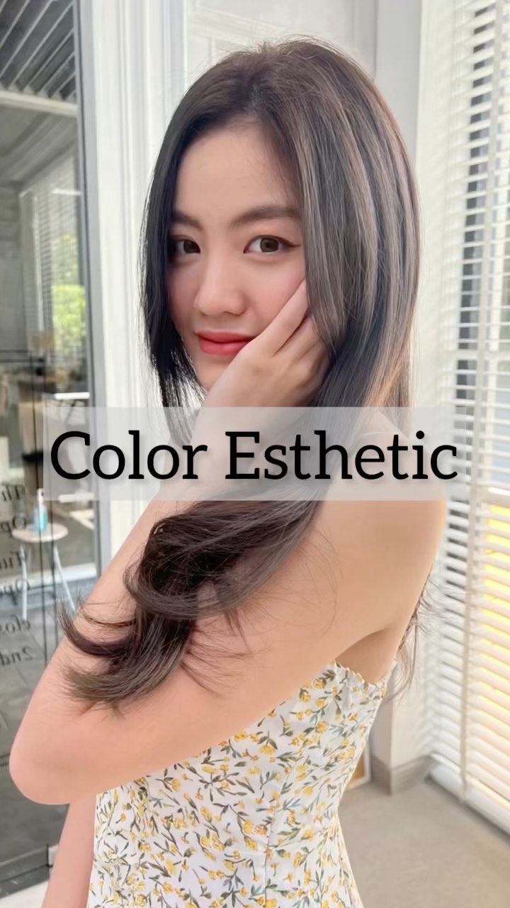 Color Esthetic  ถึงแม้จะเป็นรายการเกี่ยวกับการทำสีผม แต่ก็สามารถทำให้เส้นผมมีสุขภาพที่ดีขึ้นได้🤫  เมนูCuu's hair เป็นเมนูยอดนิยม จำเป็นต้องจำกัดสิทธิ์ในการจองคิว แนะนำให้ทุกท่านรีบติดต่อทางเราเพื่อสำรองคิวไว้ล่วงหน้า
สำหรับเมนูนี้เป็นการทำสีพร้อมกับการดูแลเส้นผมด้วยการเติมสารอาหารจำนวนมาก เช่น เคราติน คอลลาเจน กรดอะมิโน กรดไฮยาลูโรนิก เซราไมด์ ฯลฯ 
ไม่ว่าจะเป็นพื้นผมธรรมดา หรือพื้นผมที่ผ่านการฟอก ผมจะดูเงางามขึ้น เนื่องจากเส้นผมได้รับการบำรุงดูแลจากภายใน ไม่ว่าจะมีสภาพเส้นผมอย่างไรผมจะดีขึ้นได้อย่างแน่นอน  แนะนำ!! เหมาะสำหรับผู้ที่ต้องการทำสีผมแต่ไม่ต้องการให้เส้นผมหรือหนังศรีษะถูกทำลายหรือได้รับความเสียหาย   อยากให้ทุกท่านได้สัมผัสกับเมนูทำผมอย่างเต็มรูปแบบที่สัมผัสได้ที่ CUU’s hair ที่เดียวเท่านั้น ‍♀️  Color Esthetic
7300 บาท → 4600 บาท
ตัด ,ทำสี ,ให้คำปรึกษา, ดีท็อกซ์หนังศีรษะ,สระผม, แชมพู ,ทรีทเม้นท์, เซ็ท, เป่า,การรับประกัน (ฟรี) ปรึกษาทางไลน์ (ฟรี) + ตัดหน้าม้าหลังทำ 3 สัปดาห์  ระยะเวลาที่ใช้ : ประมาณ 3 ชั่วโมง  カラーエステは…  ヘアカラーメニューなのに髪の毛が良くなります🤫  クーズヘアの人気メニュー、予約に制限を設けているのでご予約はお早めに！
ケラチン、コラーゲン、アミノ酸、スーパーヒアルロン酸、セラミドなどなどここでは伝えきれない程の栄養をたくさん入れながらカラーの施術しています。普通の髪はもちろん、ブリーチ毛でも、とても艶が出て、髪の内部から栄養補給されてどんな髪でも本来の状態が必ず良くなります！
カラーしたいけど、髪や頭皮を傷ませたくない方におすすめです！  クーズヘアのオリジナル、髪エステ是非体験してください‍♀️  IG:cuushair
Facebook : Cuu's​ hair
TEL : 02-065-0909
#bangkok #thonglor #bangkokhairsalon #ผม #เกาหลี #ม้วนผมเกาหลี #ร้านเสริมสวย #ดัดผม #สไตล์เกาหลี #hairesthetic #organic