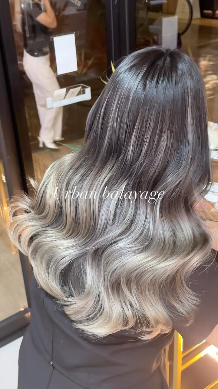 Urban Balayage บาลายาจสไตล์โมเดิร์น ผสมการไฮไลท์เพื่อให้ได้เส้นสว่าง ในตำแหน่งที่ต้องการ เป็นบาลายาจแบบประยุกต์
#balayage
-
สิ่งที่มาพร้อมกับบริการของพวกเรา
🟡 ก่อนทำสีจะมีการฉีดสเปรย์กันแสบที่หนังศีรษะ
 ทำเคมีโดยไม่กังวลด้วยโฟมเคราติน และ Repair Mist ไม่ให้เกล็ดผมที่สำคัญต้องเสียไป
 สเต็ปการสระผมของทางร้านที่ได้เป็นแค่การล้าง พร้อมด้วยผลิตภัณฑ์จากญี่ปุ่น
🟣 เซ็ตผมตามรีเควสพร้อมด้วยแว็กซ์,ออยด์และเซรุ่มผม
🟠 ทำผมเสร็จยังมีสติ็กเกอร์ออริจินอลของทางร้านแถมให้ เอคคลูซีฟสำหรับ VIP เมมเบอร์ที่สมัครครั้งแรกจะมีแก้วน้ำออริจินอลของร้านแถมให้อีก
🟢 พร้อมน้ำดื่มระหว่างทำผมให้เลือกถึง 10 อย่าง
️ ที่จอดรถฟรีแถมไม่ใช่ที่กลางแจ้ง
️ แถมด้วยรอยยิ้มและความรู้สึกที่อยากให้ทุกคนสวยเริ่ดดดดด(แน่นอนฟรีอยู่แล้ว)
-
ที่ตั้งร้าน ร้านอยู่ใกล้กับ บีทีเอสพร้อมพงษ์ ในซอยสุขุมวิท 39 ซอยพร้อมศรี 1 metropole residence ชั้น1 ร้านมีที่จอดรถบริการค่ะ
Metropole residence,soi Phrom si1,Sukhumvit39
จองคิวหรือสอบถามได้ที่เบอร์ tel:020048180
Line@: aki-endo
เวลาทำการ: 10:00AM – 8:00PM (หยุดทุกวันอังคาร Tueday closed)  #ตัดผมสไตล์ญี่ปุ่น #เซ็ตผม #ทำสีผม #ตัดผม #หน้าม้า #หน้าม้าซีทรู #ร้านทำผม #ร้านทำผม #สุขุมวิท #ไฮไลท์ #ทรงผมเกาหลี #ดัดผม #ทรงผมสไตล์เกาหลี #สไตล์เกาหลี #ม้วนผม #ผมสั้น #ฟอกผม #ย้อมผม #バンコク美容院 #バンコク美容室 #染髪 #漂髪 #漸層染 #理发 #염색 #앞머리 #헤어컬러링 #탈색