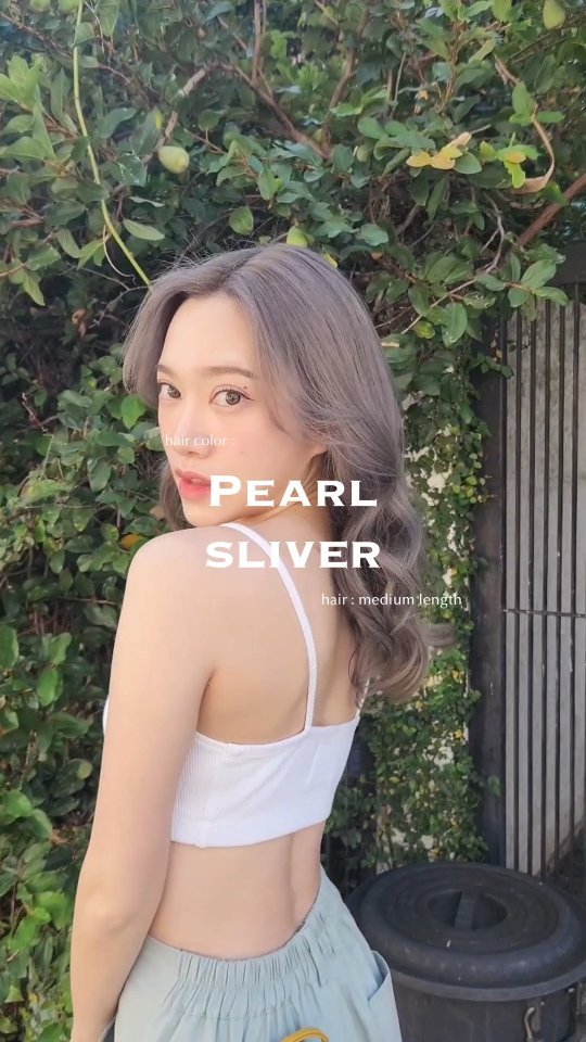 Style : Medium  Color : Pearl Silver       ผมสีเทาหม่นเป็นแฟชั่นสีผมที่ได้รับความนิยมมาก เพราะในช่วงไม่กี่ปีที่ผ่านมา เทรนด์สีผมได้พัฒนาและมีความแปลกใหม่มากขึ้น ไม่ว่าจะเป็น การฟอกสีผม, การทำไฮไลต์-โลว์ไลต์ และการไล่เฉดสีแบบออมเบร ซึ่งผมสีเทาเองก็เป็นหนึ่งในสีกำลังอยู่ในกระแส 
     วันนี้จะมาแนะนำสีผมสีเทาหม่นในเฉดที่สว่างขึ้นไปอีกทั้งนี้ผมสีเทาก็มีหลากหลายเฉดให้เลือกทำกัน ไม่ว่าจะเทาเข้ม เทาเงิน น้ำตาลเทา หรือ สีควันบุหรี่ และก็ยังมีการเอามาดัดแปลงเพิ่มความเก๋ ด้วยไล่เฉดสีอย่างบาลายาจ และไฮไลต์ จากผมสีเทาเดิมๆ พอเพิ่มเติมมิติเข้าไป ก็ดูสวยเข้าไปอีก  Stylist :   GAME  @gamenoolek89  FB :  BELL Otonagami  salon  Tel :      020003001
LINE :   @skk6845h
Business hours :   9AM〜9PM  Please feel free to contact us/お気軽にお問合せください️  #Bellotonagamisalon #ร้านทำผมญี่ปุ่น #バンコク美容室 #バンコク駐在 #バンコク在住