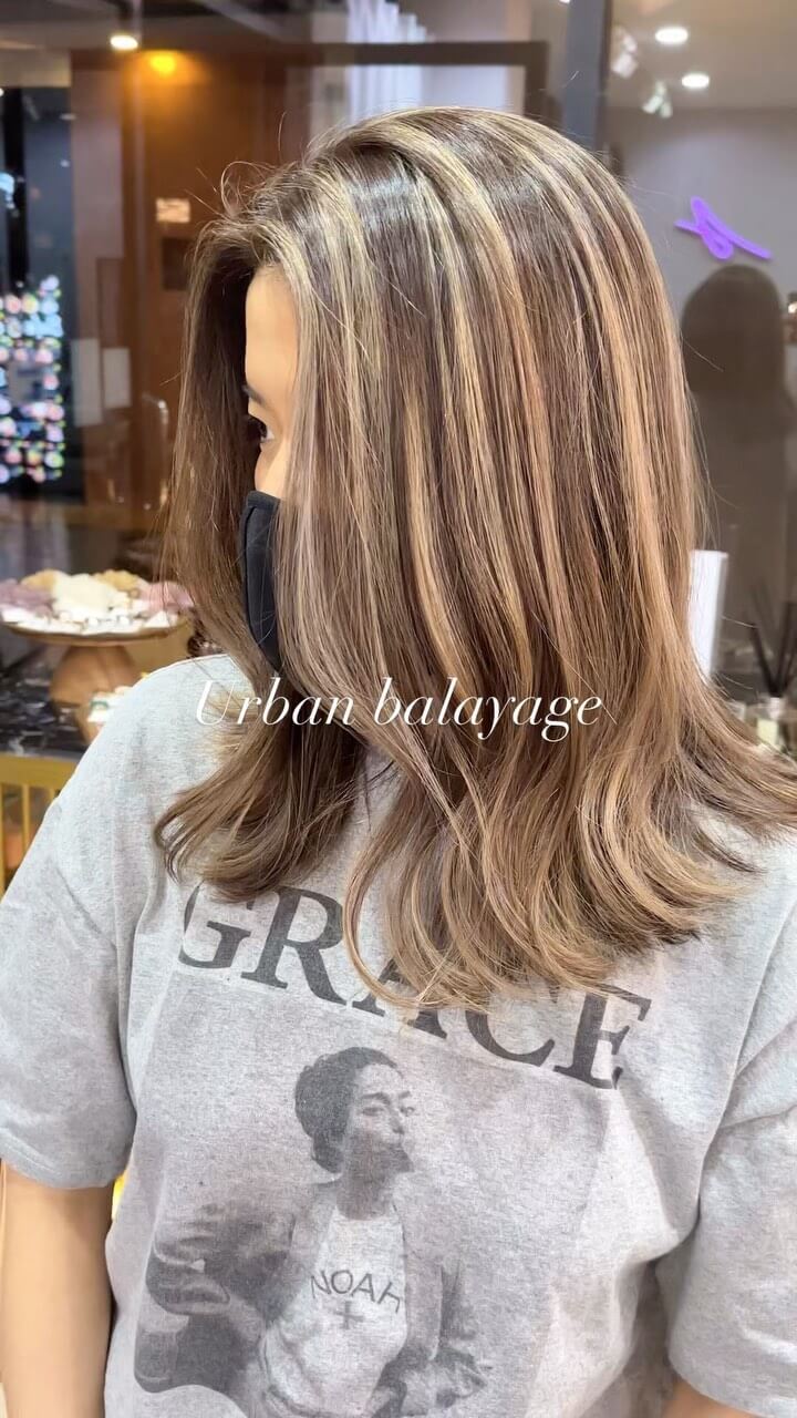 #urbanbalayage 
AKIENDO’s original technique 
•package 5490thb~ 
สิ่งที่มาพร้อมกับบริการของพวกเรา
🟡 ก่อนทำสีจะมีการฉีดสเปรย์กันแสบที่หนังศีรษะ
 ทำเคมีโดยไม่กังวลด้วยโฟมเคราติน และ Repair Mist ไม่ให้เกล็ดผมที่สำคัญต้องเสียไป
 สเต็ปการสระผมของทางร้านที่ได้เป็นแค่การล้าง พร้อมด้วยผลิตภัณฑ์จากญี่ปุ่น
🟣 เซ็ตผมตามรีเควสพร้อมด้วยแว็กซ์,ออยด์และเซรุ่มผม
🟠 ทำผมเสร็จยังมีสติ็กเกอร์ออริจินอลของทางร้านแถมให้ เอคคลูซีฟสำหรับ VIP เมมเบอร์ที่สมัครครั้งแรกจะมีแก้วน้ำออริจินอลของร้านแถมให้อีก
🟢 พร้อมน้ำดื่มระหว่างทำผมให้เลือกถึง 10 อย่าง
️ ที่จอดรถฟรีแถมไม่ใช่ที่กลางแจ้ง
️ แถมด้วยรอยยิ้มและความรู้สึกที่อยากให้ทุกคนสวยเริ่ดดดดด(แน่นอนฟรีอยู่แล้ว)
-
ที่ตั้งร้าน ร้านอยู่ใกล้กับ บีทีเอสพร้อมพงษ์ ในซอยสุขุมวิท 39 ซอยพร้อมศรี 1 metropole residence ชั้น1 ร้านมีที่จอดรถบริการค่ะ
Metropole residence,soi Phrom si1,Sukhumvit39
จองคิวหรือสอบถามได้ที่เบอร์ tel:020048180
Line@: aki-endo
เวลาทำการ: 10:00AM – 8:00PM (หยุดทุกวันอังคาร Tueday closed)  #ตัดผมสไตล์ญี่ปุ่น #เซ็ตผม #ทำสีผม #ตัดผม #หน้าม้า #หน้าม้าซีทรู #ร้านทำผม #ร้านทำผม #สุขุมวิท #ไฮไลท์ #ทรงผมเกาหลี #ดัดผม #ทรงผมสไตล์เกาหลี #สไตล์เกาหลี #ม้วนผม #ผมสั้น #ฟอกผม #ย้อมผม #バンコク美容院 #バンコク美容室 #染髪 #漂髪 #漸層染 #理发 #염색 #앞머리 #헤어컬러링 #탈색