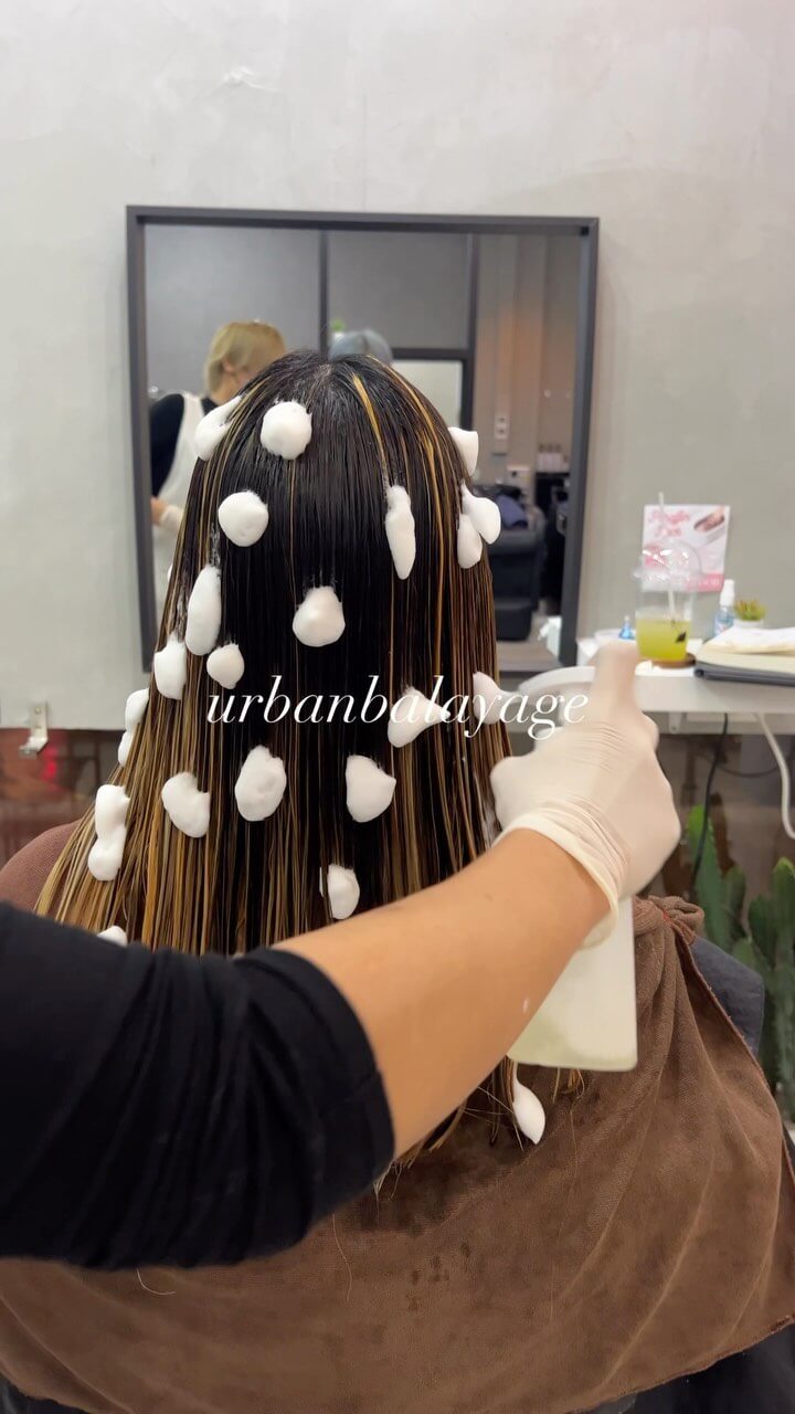 #urbanbalayage
บาชายาจเดิมทีคือการเพ้นท์อย่างอิสระของช่างทำผม แต่ด้วยการคำนวณและวางลำดับอย่างถี่ถ้วนที่ละเอียด ทำให้เกิดเป็นความหรูสไตล์คนกรุง
-
สิ่งที่มาพร้อมกับบริการของพวกเรา
🟡 ก่อนทำสีจะมีการฉีดสเปรย์กันแสบที่หนังศีรษะ
 ทำเคมีโดยไม่กังวลด้วยโฟมเคราติน และ Repair Mist ไม่ให้เกล็ดผมที่สำคัญต้องเสียไป
 สเต็ปการสระผมของทางร้านที่ได้เป็นแค่การล้าง พร้อมด้วยผลิตภัณฑ์จากญี่ปุ่น
🟣 เซ็ตผมตามรีเควสพร้อมด้วยแว็กซ์,ออยด์และเซรุ่มผม
🟠 ทำผมเสร็จยังมีสติ็กเกอร์ออริจินอลของทางร้านแถมให้ เอคคลูซีฟสำหรับ VIP เมมเบอร์ที่สมัครครั้งแรกจะมีแก้วน้ำออริจินอลของร้านแถมให้อีก
🟢 พร้อมน้ำดื่มระหว่างทำผมให้เลือกถึง 10 อย่าง
️ ที่จอดรถฟรีแถมไม่ใช่ที่กลางแจ้ง
️ แถมด้วยรอยยิ้มและความรู้สึกที่อยากให้ทุกคนสวยเริ่ดดดดด(แน่นอนฟรีอยู่แล้ว)
-
ที่ตั้งร้าน ร้านอยู่ใกล้กับ บีทีเอสพร้อมพงษ์ ในซอยสุขุมวิท 39 ซอยพร้อมศรี 1 metropole residence ชั้น1 ร้านมีที่จอดรถบริการค่ะ
Metropole residence,soi Phrom si1,Sukhumvit39
จองคิวหรือสอบถามได้ที่เบอร์ tel:020048180
Line@: aki-endo
เวลาทำการ: 10:00AM – 8:00PM (หยุดทุกวันอังคาร Tueday closed)  #ตัดผมสไตล์ญี่ปุ่น #เซ็ตผม #ทำสีผม #ตัดผม #หน้าม้า #หน้าม้าซีทรู #ร้านทำผม #ร้านทำผม #สุขุมวิท #ไฮไลท์ #ทรงผมเกาหลี #ดัดผม #ทรงผมสไตล์เกาหลี #สไตล์เกาหลี #ม้วนผม #ผมสั้น #ฟอกผม #ย้อมผม #バンコク美容院 #バンコク美容室 #染髪 #漂髪 #漸層染 #理发 #염색 #앞머리 #헤어컬러링 #탈색