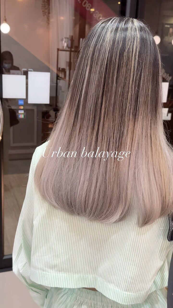 #urbanbalayage
•package 5490thb~
สิ่งที่มาพร้อมกับบริการของพวกเรา
🟡 ก่อนทำสีจะมีการฉีดสเปรย์กันแสบที่หนังศีรษะ
 ทำเคมีโดยไม่กังวลด้วยโฟมเคราติน และ Repair Mist ไม่ให้เกล็ดผมที่สำคัญต้องเสียไป
 สเต็ปการสระผมของทางร้านที่ได้เป็นแค่การล้าง พร้อมด้วยผลิตภัณฑ์จากญี่ปุ่น
🟣 เซ็ตผมตามรีเควสพร้อมด้วยแว็กซ์,ออยด์และเซรุ่มผม
🟠 ทำผมเสร็จยังมีสติ็กเกอร์ออริจินอลของทางร้านแถมให้ เอคคลูซีฟสำหรับ VIP เมมเบอร์ที่สมัครครั้งแรกจะมีแก้วน้ำออริจินอลของร้านแถมให้อีก
🟢 พร้อมน้ำดื่มระหว่างทำผมให้เลือกถึง 10 อย่าง
️ ที่จอดรถฟรีแถมไม่ใช่ที่กลางแจ้ง
️ แถมด้วยรอยยิ้มและความรู้สึกที่อยากให้ทุกคนสวยเริ่ดดดดด(แน่นอนฟรีอยู่แล้ว)
-
ที่ตั้งร้าน ร้านอยู่ใกล้กับ บีทีเอสพร้อมพงษ์ ในซอยสุขุมวิท 39 ซอยพร้อมศรี 1 metropole residence ชั้น1 ร้านมีที่จอดรถบริการค่ะ
Metropole residence,soi Phrom si1,Sukhumvit39
จองคิวหรือสอบถามได้ที่เบอร์ tel:020048180
Line@: aki-endo
เวลาทำการ: 10:00AM – 8:00PM (หยุดทุกวันอังคาร Tueday closed)  #ตัดผมสไตล์ญี่ปุ่น #เซ็ตผม #ทำสีผม #ตัดผม #หน้าม้า #หน้าม้าซีทรู #ร้านทำผม #ร้านทำผม #สุขุมวิท #ไฮไลท์ #ทรงผมเกาหลี #ดัดผม #ทรงผมสไตล์เกาหลี #สไตล์เกาหลี #ม้วนผม #ผมสั้น #ฟอกผม #ย้อมผม #バンコク美容院 #バンコク美容室 #染髪 #漂髪 #漸層染 #理发 #염색 #앞머리 #헤어컬러링 #탈색