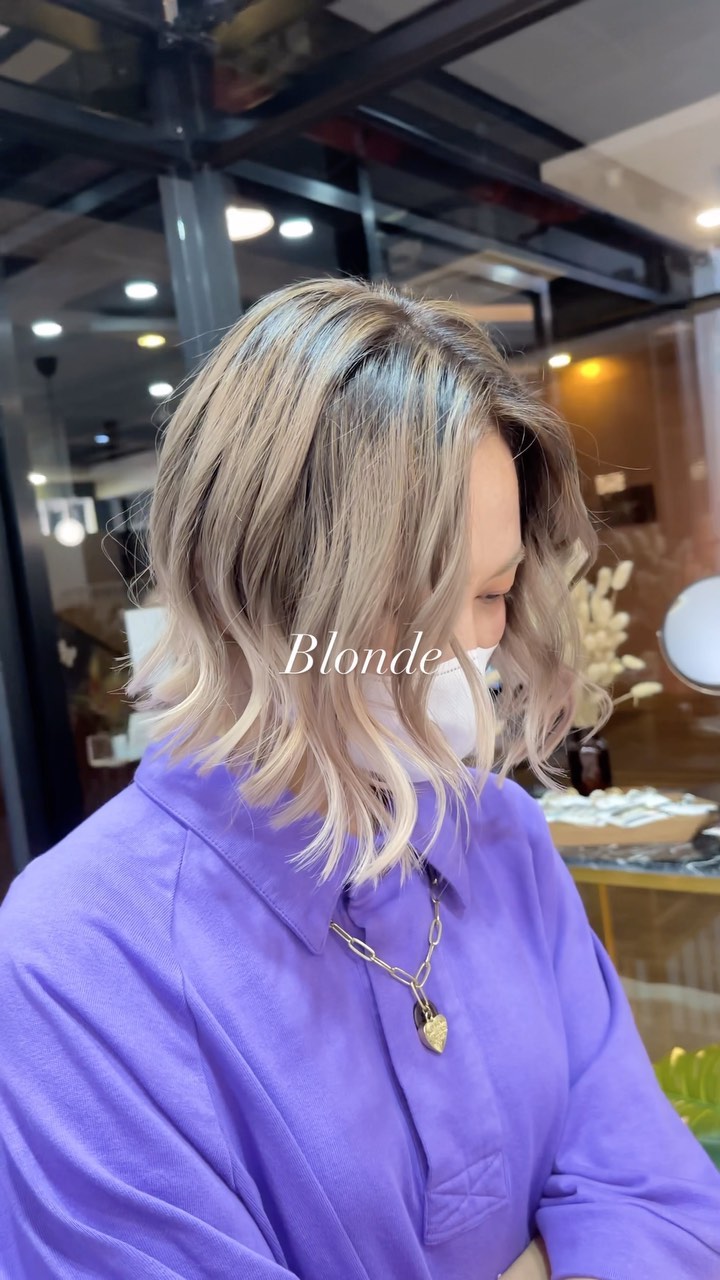 #blondehair 
•bleach package 5000THB~
•high light package 3990THB~
☆☆☆☆
・เข้าถึงทุกเทรนด์ไม่ว่าจะญี่ปุ่นหรือเกาหลี
☆☆☆☆
คุณเคยมีประสบการณ์ที่หลังจากทำไฮไลท์ เวลาผ่านไปรู้สึกเส้นทั้งหมดมันกระจัดกระจาย ทั้งตอนที่เสร็จใหม่มันสวยมาก
ไฮไลท์ของทางร้านเราแตกต่างจากร้านอื่นยังไง?
•ผ่านการตรวจเช็คทุกขั้นตอน โดยช่างเทคนิคญี่ปุ่น
•มีพื้นฐานการไฮไลท์อย่างแท้จริงจากอังกฤษและญี่ปุ่น
•มีการดีไซน์ ผ่านเส้นไฮไลท์ทุกๆเส้น ที่มีการวัดเป็นมิลลิเมตร
เพราะอย่างงั้น ไฮไลท์ของพวกเรานั้น ทั้งงดงาม แม้เวลาผ่านไปก็ยังคงความสวย
☆☆☆☆
・พวกเรานั้นมีรับประกันสี10วัน(ไม่รวมสีหลุดโดยธรรมชาติ)
・สำหรับท่านที่ทำไฮไลท์ครั้งแรก สามารถใส่สีอีกครั้งในราคา 1000 บาทภายใน 20 วัน
☆☆☆☆
-
ที่ตั้งร้าน ร้านอยู่ใกล้กับ บีทีเอสพร้อมพงษ์ ในซอยสุขุมวิท 39 ซอยพร้อมศรี 1 metropole residence ชั้น1 ร้านมีที่จอดรถบริการค่ะ
Metropole residence,soi Phrom si1,Sukhumvit39
จองคิวหรือสอบถามได้ที่เบอร์ tel:020048180
Line@: aki-endo
เวลาทำการ: 10:00AM – 8:00PM (หยุดทุกวันอังคาร Tueday closed)  #ตัดผมสไตล์ญี่ปุ่น #เซ็ตผม #ทำสีผม #ตัดผม #หน้าม้า #หน้าม้าซีทรู #ร้านทำผม #ร้านทำผม #สุขุมวิท #ไฮไลท์ #ทรงผมเกาหลี #ดัดผม #ทรงผมสไตล์เกาหลี #สไตล์เกาหลี #ม้วนผม #ผมสั้น #ฟอกผม #ย้อมผม #バンコク美容院 #バンコク美容室 #染髪 #漂髪 #漸層染 #理发 #염색 #앞머리 #헤어컬러링 #탈색