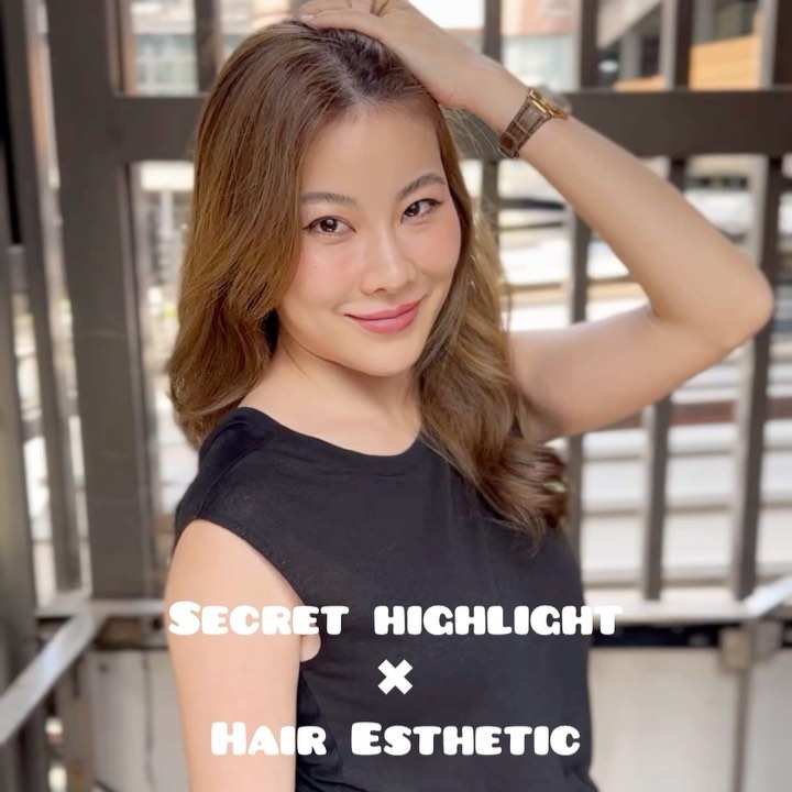 Secret highlight ไฮไลท์เส้นเล็กกระจายทั่วศรีษะ  สำหรับคนที่มีผมขาว ไฮไลท์จะช่วยให้ดูกลมกลืน  คนที่มีสีผมด่างหรือไม่เท่ากันอาจเพราะย้อมเอง ไฮไลท์จะช่วยปกปิดจุดที่ดูด่างให้ดูกลมกลืนดูมีลูกเล่น  เหมาะกับคนที่ไม่ชอบย้อมผมบ่อยๆ เวลาโคนผมขึ้นมาใหม่ จะไม่ดูตัดหรือเหลื่อมล้ำกันมาก ไฮไลท์จะทำให้ดูมีลูกเล่น  เหมาะสำหรับคนที่อยากทำไฮไลท์แต่กังวลว่าไฮไลท์จะใหญ่เด่นชัดเกินไปและดูไม่เป็นธรรมชาติ  IG:cuushair
Facebook : Cuu's​ hair
TEL : 02-065-0909
#bangkok #thonglor #bangkokhairsalon #ผม #เกาหลี #ม้วนผมเกาหลี #ร้านเสริมสวย #ดัดผม #สไตล์เกาหลี #hairesthetic #organic #バンコク美容室