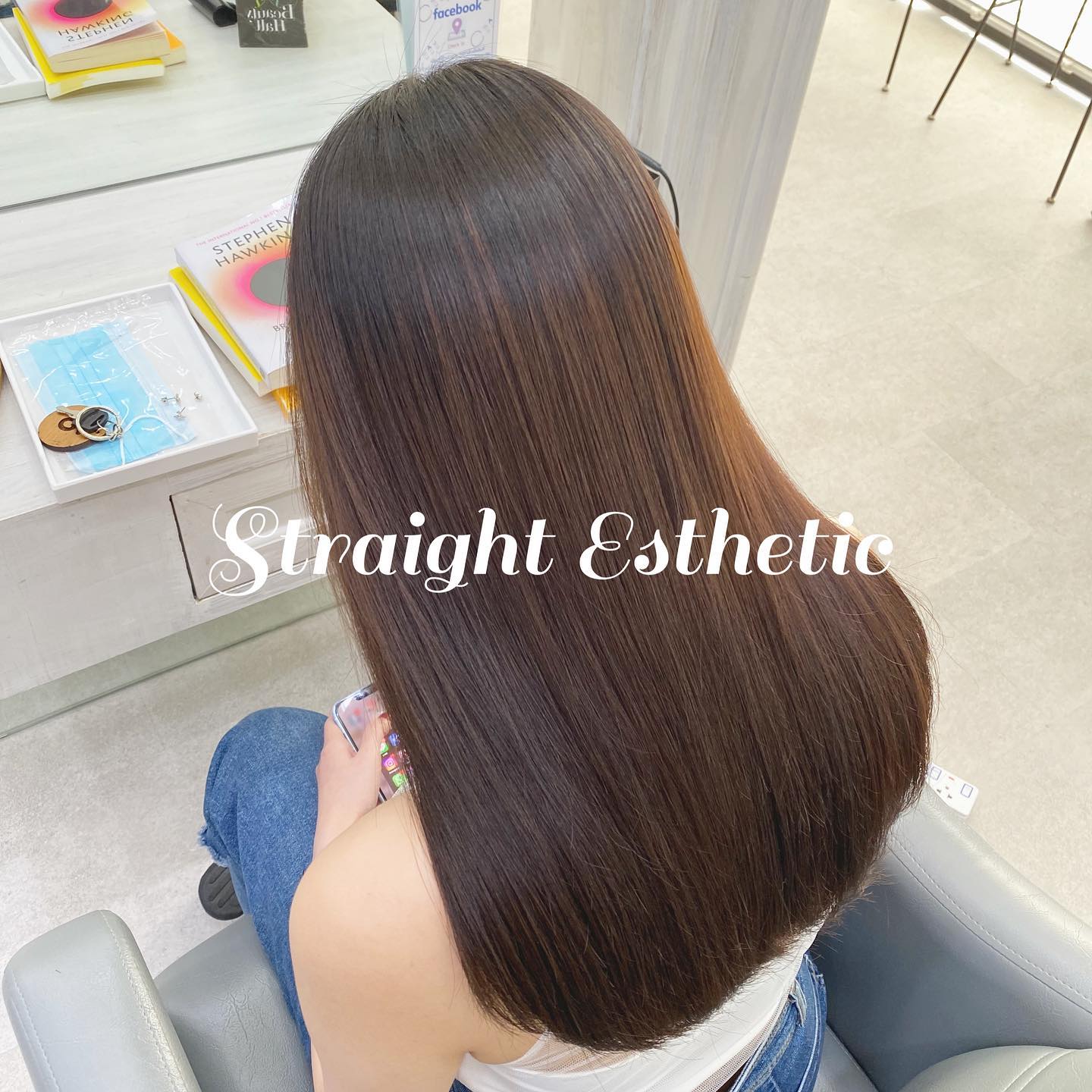 Straight Esthetic  เปรียบเทียบการยืดแบบstraight esthetic และ การยืดแบบทั่วไปค่อนข้างมีความแตกต่างกันมาก  straight Esthetic ผมจะนุ่มมากและดูตรงเป็นธรรมชาติ ด้วยตัวยาและส่วนผสมสูตรเฉพาะของร้านเรา ไม่ว่าจะมีผมหยักศกหรือผมที่ผ่านการถูกทำลาย ก็สามารถยืดให้ผมตรงสลวยและเงางามได้โดยที่ไม่ทำร้ายเส้นผม  เมื่อเส้นผมได้เปลี่ยนไปเป็นผมที่ตรงลวยแล้ว เพียงแค่เป่าเองที่บ้านให้แห้งผมก็สวยและเงางาม  หลังจากการยืด straight Esthetic รู้สึกผมนุ่มมากเหมือนเป็นผมที่เกิดใหม่ จนอยากสัมผัสตลอดทั้งวัน 🤣  ระยะเวลาที่อยู่ได้ โดยประมาณครึ่งปีถึง1ปี ขึ้นอยู่กับสภาพเส้นผมและการดูแลของแต่ละท่าน และหากดูแลเส้นผมหลังการยืดอย่างต่อเนื่อง ผมจะยิ่งเงางามและอยู่ได้นานยิ่งขึ้น  การที่จะมีสภาพเส้นผมที่สวยและอยู่ได้นานนั้น ยังต้องอาศัยความร่วมมือในการดูแลเส้นผมของคุณลูกค้าอย่างต่อเนื่อง  หลังจากยืดผมแล้วประมาณ2วัน สามารถม้วนผมหรือมัดผมได้ตามที่ต้องการ  บริเวณโคนผม หากมีผมหยักศกขึ้นใหม่ สามารถยืดแค่บริเวณโคนผมและปลายผมทำtreatment esthetic แทนนะคะ  #bangkok #thonglor #bangkokhairsalon #ผม #เกาหลี #ม้วนผม เกาหลี #ร้านเสริมสวย #ดัดผม #สไตล์เกาหลี #hairesthetic #organic