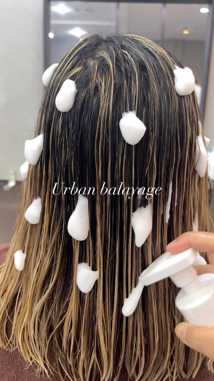 #urbanbalayage 
•package 5490thb~
☆☆☆☆
・เข้าถึงทุกเทรนด์ไม่ว่าจะญี่ปุ่นหรือเกาหลี
☆☆☆☆
คุณเคยมีประสบการณ์ที่หลังจากทำไฮไลท์ เวลาผ่านไปรู้สึกเส้นทั้งหมดมันกระจัดกระจาย ทั้งตอนที่เสร็จใหม่มันสวยมาก
ไฮไลท์ของทางร้านเราแตกต่างจากร้านอื่นยังไง?
•ผ่านการตรวจเช็คทุกขั้นตอน โดยช่างเทคนิคญี่ปุ่น
•มีพื้นฐานการไฮไลท์อย่างแท้จริงจากอังกฤษและญี่ปุ่น
•มีการดีไซน์ ผ่านเส้นไฮไลท์ทุกๆเส้น ที่มีการวัดเป็นมิลลิเมตร
เพราะอย่างงั้น ไฮไลท์ของพวกเรานั้น ทั้งงดงาม แม้เวลาผ่านไปก็ยังคงความสวย
☆☆☆☆
・พวกเรานั้นมีรับประกันสี10วัน(ไม่รวมสีหลุดโดยธรรมชาติ)
・สำหรับท่านที่ทำไฮไลท์ครั้งแรก สามารถใส่สีอีกครั้งในราคา 1000 บาทภายใน 20 วัน
☆☆☆☆
-
ที่ตั้งร้าน ร้านอยู่ใกล้กับ บีทีเอสพร้อมพงษ์ ในซอยสุขุมวิท 39 ซอยพร้อมศรี 1 metropole residence ชั้น1 ร้านมีที่จอดรถบริการค่ะ
Metropole residence,soi Phrom si1,Sukhumvit39
จองคิวหรือสอบถามได้ที่เบอร์ tel:020048180
Line@: aki-endo
เวลาทำการ: 10:00AM – 8:00PM (หยุดทุกวันอังคาร Tueday closed)  #ตัดผมสไตล์ญี่ปุ่น #เซ็ตผม #ทำสีผม #ตัดผม #หน้าม้า #หน้าม้าซีทรู #ร้านทำผม #ร้านทำผม #สุขุมวิท #ไฮไลท์ #ทรงผมเกาหลี #ดัดผม #ทรงผมสไตล์เกาหลี #สไตล์เกาหลี #ม้วนผม #ผมสั้น #ฟอกผม #ย้อมผม #バンコク美容院 #バンコク美容室 #染髪 #漂髪 #漸層染 #理发 #염색 #앞머리 #헤어컬러링 #탈색