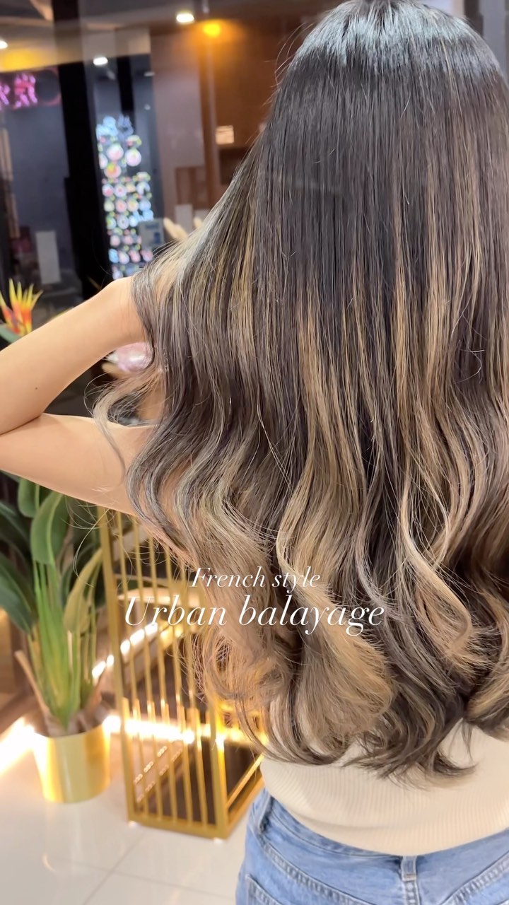 #urbanbalayage
•package 5490THB~
-  ☆☆☆☆
・เข้าถึงทุกเทรนด์ไม่ว่าจะญี่ปุ่นหรือเกาหลี
☆☆☆☆
คุณเคยมีประสบการณ์ที่หลังจากทำไฮไลท์ เวลาผ่านไปรู้สึกเส้นทั้งหมดมันกระจัดกระจาย ทั้งตอนที่เสร็จใหม่มันสวยมาก
ไฮไลท์ของทางร้านเราแตกต่างจากร้านอื่นยังไง?
•ผ่านการตรวจเช็คทุกขั้นตอน โดยช่างเทคนิคญี่ปุ่น
•มีพื้นฐานการไฮไลท์อย่างแท้จริงจากอังกฤษและญี่ปุ่น
•มีการดีไซน์ ผ่านเส้นไฮไลท์ทุกๆเส้น ที่มีการวัดเป็นมิลลิเมตร
เพราะอย่างงั้น ไฮไลท์ของพวกเรานั้น ทั้งงดงาม แม้เวลาผ่านไปก็ยังคงความสวย
☆☆☆☆
・พวกเรานั้นมีรับประกันสี10วัน(ไม่รวมถึงสีหลุดโดยธรรมชาติ)
・สำหรับท่านที่ทำไฮไลท์ครั้งแรก สามารถใส่สีอีกครั้งในราคา 1000 บาทภายใน 20 วัน
☆☆☆☆
ตอนนี้ทางร้านเรามีระบบ Exclusive เมมเบอร์เปิดให้บริการด้วยนะคะ
สมัครครั้งแรกรับไปเลย 1000บาท
*************************
การสมัครสามารถสมัครทางไลน์หรือติดต่อร้านโดยตรงได้เลยนะคะ
ถ้าเปิดเมมเบอร์จะได้สิทธิพิเศษมากมาย
*************************
แถมยังได้รับส่วนลดไปเลย 5% ตลอดชีพ
คุ้มอีกต่อ ได้เงินคืนเพิ่มไปอีก 1000บาท(เมื่อเติมเงิน5000)500บาท(เมื่อเติมเงิน2000)นำไปใช้ทำผม
พลาดไม่ได้เลยนะคะ รายละเอียดเพิ่มเติม อื่นๆสอบถามกับที่ร้านได้เลยค่ะ
******
ไม่สนใจมาเป็นVIPเมมเบอร์กับเรากันหรือคะ?
-
ที่ตั้งร้าน ร้านอยู่ใกล้กับ บีทีเอสพร้อมพงษ์ ในซอยสุขุมวิท 39 ซอยพร้อมศรี 1 metropole residence ชั้น1 ร้านมีที่จอดรถบริการค่ะ
Metropole residence,soi Phrom si1,Sukhumvit39
จองคิวหรือสอบถามได้ที่เบอร์ tel:020048180
Line@: aki-endo
เวลาทำการ: 10:00AM – 8:00PM (หยุดทุกวันอังคาร Tueday closed)
#haircut  #haircolor #hairstyle #akiendo #bangkokhairsalon #ตัดผมสไตล์ญี่ปุ่น #เซ็ตผม #ทำสีผม #ตัดผม #หน้าม้า #หน้าม้าซีทรู #ร้านทำผม #ร้านทำผม #สุขุมวิท #ไฮไลท์ #ทรงผมเกาหลี #ดัดผม #ทรงผมสไตล์เกาหลี #สไตล์เกาหลี #ม้วนผม #ผมสั้น #ฟอกผม #ย้อมผม #バンコク美容院 #バンコク美容室