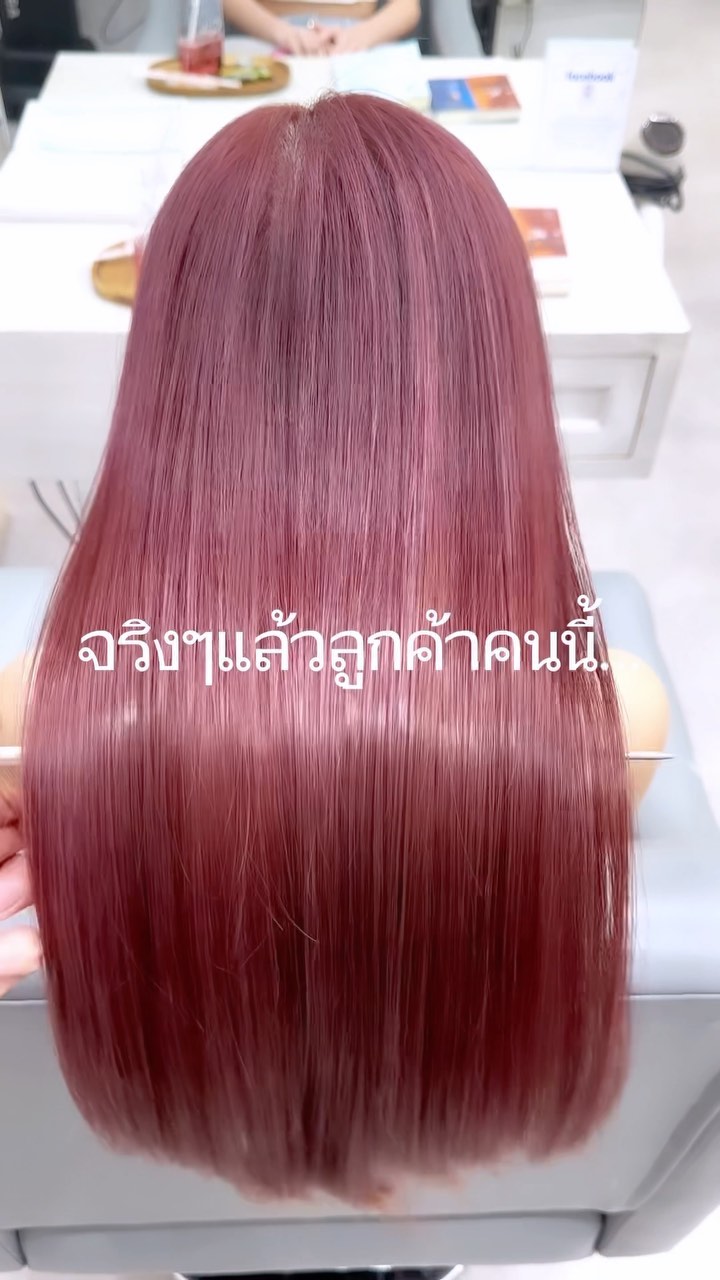 [ความมหัศจรรย์After→Before]
Color Esthetic 
⁡
ถึงแม้จะเป็นรายการเกี่ยวกับการทำสีผม แต่ก็สามารถทำให้เส้นผมมีสุขภาพที่ดีขึ้นได้🤫
⁡
เมนูCuu's hair เป็นเมนูยอดนิยม จำเป็นต้องจำกัดสิทธิ์ในการจองคิว แนะนำให้ทุกท่านรีบติดต่อทางเราเพื่อสำรองคิวไว้ล่วงหน้า
สำหรับเมนูนี้เป็นการทำสีพร้อมกับการดูแลเส้นผมด้วยการเติมสารอาหารจำนวนมาก เช่น เคราติน คอลลาเจน กรดอะมิโน กรดไฮยาลูโรนิก เซราไมด์ ฯลฯ 
ไม่ว่าจะเป็นพื้นผมธรรมดา หรือพื้นผมที่ผ่านการฟอก ผมจะดูเงางามขึ้น เนื่องจากเส้นผมได้รับการบำรุงดูแลจากภายใน ไม่ว่าจะมีสภาพเส้นผมอย่างไรผมจะดีขึ้นได้อย่างแน่นอน 
⁡
แนะนำ!! เหมาะสำหรับผู้ที่ต้องการทำสีผมแต่ไม่ต้องการให้เส้นผมหรือหนังศรีษะถูกทำลายหรือได้รับความเสียหาย  
⁡
อยากให้ทุกท่านได้สัมผัสกับเมนูทำผมอย่างเต็มรูปแบบที่สัมผัสได้ที่ CUU’s hair ที่เดียวเท่านั้น ‍♀️
⁡
Color Esthetic
7300 บาท → 5600 บาท
ตัด (ส่วนลด 700 บาท หากไม่มีการตัด),ทำสี ,ให้คำปรึกษา, ดีท็อกซ์หนังศีรษะ,สระผม, แชมพู ,ทรีทเม้นท์, เซ็ท, เป่า,การรับประกัน (ฟรี) ปรึกษาทางไลน์ (ฟรี) + ตัดหน้าม้าหลังทำ 3 สัปดาห์
⁡
ระยะเวลาที่ใช้ : ประมาณ 3 ชั่วโมง
⁡
カラーエステは…
⁡
ヘアカラーメニューなのに髪の毛が良くなります🤫
⁡
クーズヘアの人気メニュー、予約に制限を設けているのでご予約はお早めに！
ケラチン、コラーゲン、アミノ酸、スーパーヒアルロン酸、セラミドなどなどここでは伝えきれない程の栄養をたくさん入れながらカラーの施術しています。普通の髪はもちろん、ブリーチ毛でも、とても艶が出て、髪の内部から栄養補給されてどんな髪でも本来の状態が必ず良くなります！
カラーしたいけど、髪や頭皮を傷ませたくない方におすすめです！
⁡
クーズヘアのオリジナル、髪エステ是非体験してください‍♀️
⁡
カラーエステ
7300B→5600B
カラー、カウンセリング、頭皮デトックス、髪クレンジング、シャンプー、トリートメント、カット（カットなしは７００Bオフ）セット、ブロー、技術保証（無料）ライン相談（無料）
⁡
所要時間:約3時間
⁡
IG:cuushair
Facebook : Cuu's​ hair
HP: https://cuushair.com
TEL : 02-065-0909
#bangkok #thonglor #bangkokhairsalon #ผม #เกาหลี #ม้วนผมเกาหลี #ร้านเสริมสวย #ดัดผม #สไตล์เกาหลี #hairesthetic #organic