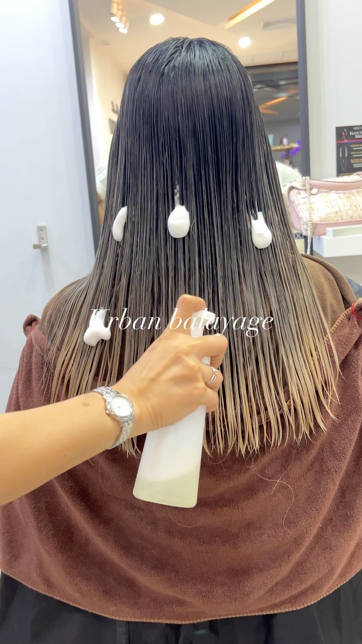 Grey tone style.
Urban balayage 
•package 5490thb~  ☆☆☆☆
・ไฮไลท์,เทคนิคตัดที่ละเอียด ควบคู่ผลิตภัณฑ์และเทคนิคจากญี่ปุ่น สร้างสรรค์ทรงผม
・เข้าถึงทุกเทรนด์ไม่ว่าจะญี่ปุ่นหรือเกาหลี
☆☆☆☆
・Akiendo คือทรงผมที่เชื่อมไปถึงความมั่นใจของคุณ🤩
☆☆☆☆
・พวกเรานั้นมีรับประกันสี10วัน(ไม่รวมสีหลุดโดยธรรมชาติ)
・สำหรับท่านที่ทำไฮไลท์ครั้งแรก สามารถใส่สีอีกครั้งในราคา 1000 บาทภายใน 20 วัน
☆☆☆☆
-
ที่ตั้งร้าน ร้านอยู่ใกล้กับ บีทีเอสพร้อมพงษ์ ในซอยสุขุมวิท 39 ซอยพร้อมศรี 1 metropole residence ชั้น1 ร้านมีที่จอดรถบริการค่ะ
Metropole residence,soi Phrom si1,Sukhumvit39
จองคิวหรือสอบถามได้ที่เบอร์ tel:020048180
Line@: aki-endo
เวลาทำการ: 10:00AM – 8:00PM (หยุดทุกวันอังคาร Tueday closed)  #haircut  #haircolor #hairstyle #akiendo #bangkokhairsalon #ตัดผมสไตล์ญี่ปุ่น #เซ็ตผม #ทำสีผม #ตัดผม #หน้าม้า #หน้าม้าซีทรู #ร้านทำผม #ร้านทำผม #สุขุมวิท #ไฮไลท์ #ทรงผมเกาหลี #ดัดผม #ทรงผมสไตล์เกาหลี #สไตล์เกาหลี #ม้วนผม #ผมสั้น #ฟอกผม #ย้อมผม #バンコク美容院 #バンコク美容室