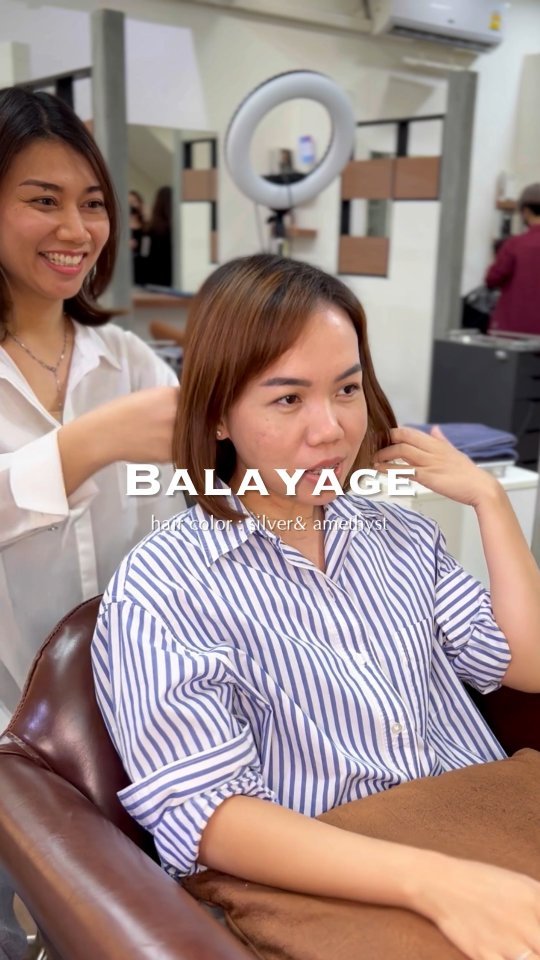 Style :    Short Balayage  Color :   Silver & Amethyst        วันนี้มาแนะนำไอเดียการทำผมให้กับสาวๆทุกคน ด้วยการ ทำสีผมแบบเทคนิค air touch บาลายาจ ซึ่งการฟอกผมนั้นจะทำให้เห็นประกายสีได้ชัดมากยิ่งขึ้น และจะทำให้ใบหน้าดูสว่างมากขึ้น รับกับผิวที่ขับให้ดูสดใส ด้วยโทนสีหม่นอมม่วง แม้ประกายผมที่เฟดแล้วก็ไม่ติดโทนสีเหลือง 
      สำหรับสาวๆทุกคนที่อยากลองเปลี่ยนลุคให้เป็นคนที่ดูหน้าค้นหาได้ค่ะ  Stylist :   GAME  @gamenoolek89  FB :  BELL Otonagami  salon  Tel :      020003001
LINE :   @skk6845h
Business hours :   9AM〜9PM  Please feel free to contact us/お気軽にお問合せください️  #periash #bleach #ashlavender #hairstyle #lavender #ashhair #Bellotonagamisalon #ร้านทำผมญี่ปุ่น #バンコク美容室 #バンコク駐在 #バンコク在住