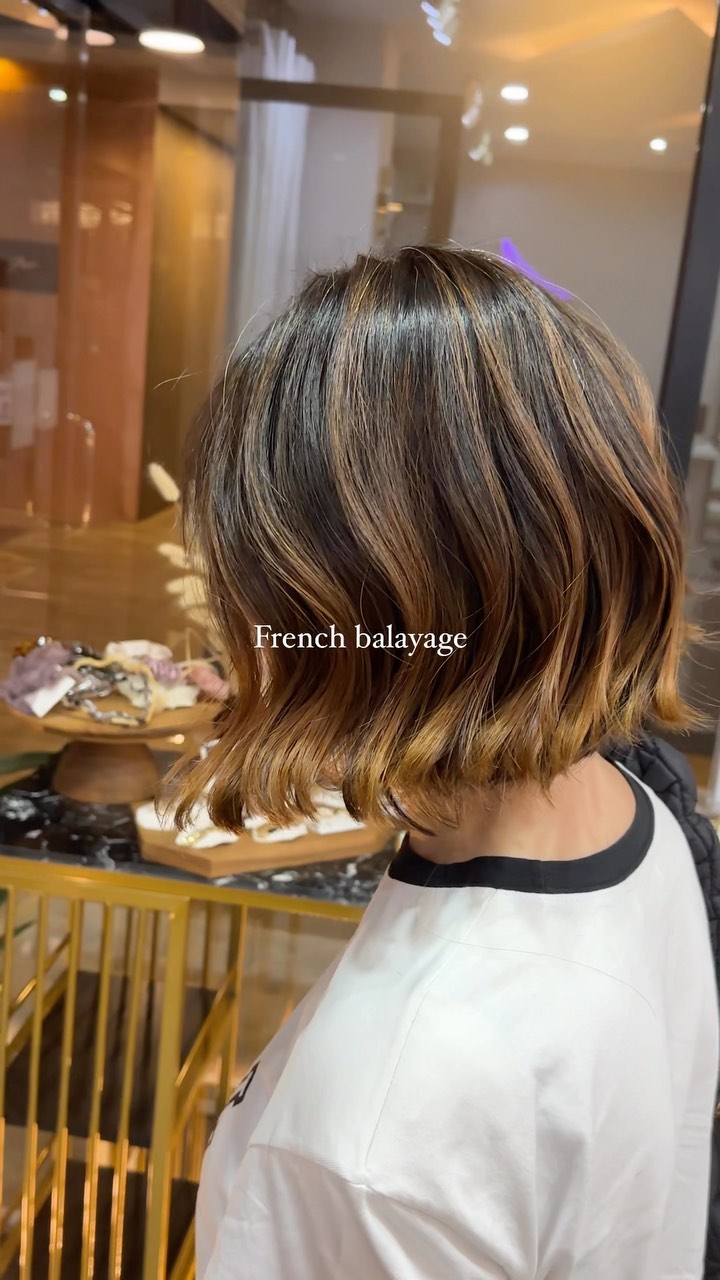 #frenchbalayage
Brown tone version.
-
Package 5490THB~
-
☆☆☆☆
・ไฮไลท์,เทคนิคตัดที่ละเอียด ควบคู่ผลิตภัณฑ์และเทคนิคจากญี่ปุ่น สร้างสรรค์ทรงผม
・เข้าถึงทุกเทรนด์ไม่ว่าจะญี่ปุ่นหรือเกาหลี
☆☆☆☆
・Akiendo คือทรงผมที่เชื่อมไปถึงความมั่นใจของคุณ🤩
☆☆☆☆
・พวกเรานั้นมีรับประกันสี10วัน(ไม่รวมสีหลุดโดยธรรมชาติ)
・สำหรับท่านที่ทำไฮไลท์ครั้งแรก สามารถใส่สีอีกครั้งในราคา 1000 บาทภายใน 20 วัน
☆☆☆☆
-
ที่ตั้งร้าน ร้านอยู่ใกล้กับ บีทีเอสพร้อมพงษ์ ในซอยสุขุมวิท 39 ซอยพร้อมศรี 1 metropole residence ชั้น1 ร้านมีที่จอดรถบริการค่ะ
Metropole residence,soi Phrom si1,Sukhumvit39
จองคิวหรือสอบถามได้ที่เบอร์ tel:020048180
Line@: aki-endo
เวลาทำการ: 10:00AM – 8:00PM (หยุดทุกวันอังคาร Tueday closed)  #haircut  #haircolor #hairstyle #akiendo #bangkokhairsalon #ตัดผมสไตล์ญี่ปุ่น #เซ็ตผม #ทำสีผม #ตัดผม #หน้าม้า #หน้าม้าซีทรู #ร้านทำผม #ร้านทำผม #สุขุมวิท #ไฮไลท์ #ทรงผมเกาหลี #ดัดผม #ทรงผมสไตล์เกาหลี #สไตล์เกาหลี #ม้วนผม #ผมสั้น #ฟอกผม #ย้อมผม #バンコク美容院 #バンコク美容室