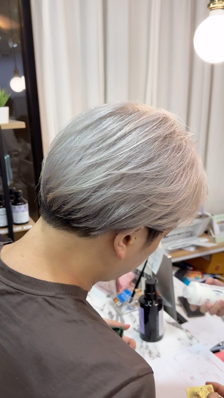 #whitehair  白️光
•bleach package (1-2times) 5000THB~
-
☆☆☆☆
・ไฮไลท์,เทคนิคตัดที่ละเอียด ควบคู่ผลิตภัณฑ์และเทคนิคจากญี่ปุ่น สร้างสรรค์ทรงผม
・เข้าถึงทุกเทรนด์ไม่ว่าจะญี่ปุ่นหรือเกาหลี
☆☆☆☆
・Akiendo คือทรงผมที่เชื่อมไปถึงความมั่นใจของคุณ🤩
☆☆☆☆
・พวกเรานั้นมีรับประกันสี10วัน(ไม่รวมสีหลุดโดยธรรมชาติ)
・สำหรับท่านที่ทำไฮไลท์ครั้งแรก สามารถใส่สีอีกครั้งในราคา 1000 บาทภายใน 20 วัน
☆☆☆☆
-
ที่ตั้งร้าน ร้านอยู่ใกล้กับ บีทีเอสพร้อมพงษ์ ในซอยสุขุมวิท 39 ซอยพร้อมศรี 1 metropole residence ชั้น1 ร้านมีที่จอดรถบริการค่ะ
Metropole residence,soi Phrom si1,Sukhumvit39
จองคิวหรือสอบถามได้ที่เบอร์ tel:020048180
Line@: aki-endo
เวลาทำการ: 10:00AM – 8:00PM (หยุดทุกวันอังคาร Tueday closed)  #haircut  #haircolor #hairstyle #akiendo #bangkokhairsalon #ตัดผมสไตล์ญี่ปุ่น #เซ็ตผม #ทำสีผม #ตัดผม #หน้าม้า #หน้าม้าซีทรู #ร้านทำผม #ร้านทำผม #สุขุมวิท #ไฮไลท์ #ทรงผมเกาหลี #ดัดผม #ทรงผมสไตล์เกาหลี #สไตล์เกาหลี #ม้วนผม #ผมสั้น #ฟอกผม #ย้อมผม #バンコク美容院 #バンコク美容室