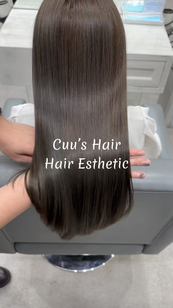 CUU’s hair สวัสดีค่ะ‍♀️
วันนี้เราได้มีตัวอย่างของลูกค้าที่เข้ามาบำรุงผม ด้วยเมนู Hair Esthetic กับทางร้าน ต้องบอกเลยว่าเมนูHair Estheticนั้นได้รับความนิยมที่ญี่ปุ่นเป็นอย่างมาก ช่วยให้หนังศีรษะและเส้นผมสุขภาพดี กลับมาเป็นธรรมชาติ เส้นผมนุ่มลื่น มีน้ำหนัก มีชีวิตชีวา ทรีทเม้นท์นั้นอยู่ได้นานถึง1.5-2เดือนเลยทีเดียว ไม่ต้องกังวลเกี่ยวกับสารเคมี เพราะผลิตจากวัตถุดิบทางธรรมชาติ จึงเป็นมิตรกับหนังศีรษะและเส้นผมทุกรูปแบบ เส้นผมเป็นส่วนหนึ่งของร่างกาย และเป็นจุดสังเกตุที่มองเห็นได้ง่ายมากที่สุด หากมีสุขภาพที่ดี สวยอย่างเป็นธรรมชาติ จะช่วยให้คุณสวยและมั่นใจในการดำรงชีวิตได้มากขึ้น ความสวยไม่เคยวิ่งเข้าหาคน มีแต่คนเท่านั้นที่วิ่งเข้าหาความสวยค่ะ 🥰‍♀️  Treatment Esthetic
4900THB → 4300THB
ตัด ,ทรีทเม้นท์ ,ให้คำปรึกษา, ดีท็อกซ์หนังศีรษะ ,สระผม, แชมพู, เซ็ท,เป่า,การรับประกัน (ฟรี) ปรึกษาทางไลน์ (ฟรี)  หากคุณลูกค้าไม่ต้องการ ตัดผมจะมีส่วนลด 700 บาท
ระยะเวลาที่ใช้ : ประมาณ 2 ชั่วโมง  ทางร้านจะใช้โปรตีนคุณภาพสูงจากธรรมชาติ เซราไมด์ คอลลาเจน กรดอะมิโน และกรดไฮยาลูโรนิกจากธรรมชาติให้กับเส้นผมเพื่อให้สารอาหารซึมซาบเข้าสู่เส้นผม เพื่อป้องกันไม่ให้สารอาหารและน้ำที่หล่อเลี้ยงหลุดออกมา พร้อมทั้งยังเติมส่วนผสมที่ให้ความชุ่มชื้นตามธรรมชาติจากกับเส้นผมและหนังศีรษะ ฉะนั้นสภาวะแวดล้อมต่างๆจึงไม่ทำให้เกิดความเครียดกับเส้นผมและหนังศีรษะหลังทำ 
จะช่วยซ่อมแซมเส้นผมที่เสีย กลับมามีผมที่แข็งแรงมากขึ้น ลดการชี้ฟูของเส้นผมให้ผมให้ดูสวยงามมากขึ้น ไม่ใช่เป็นการแค่บำรุงเส้นผมแต่ยังช่วยบำรุงหนังศรีษะ ป้องกันผมขาดหลุดร่วงอีกด้วยนะคะ🥰
โปรโมชั่นเมนู Hair Esthetic อื่นๆ
Straight  Esthetic 10500 บาท → 7400 บาท
Color Esthetic 7300 บาท → 5600 บาท(ราคานี้ไม่รวมฟอก) 
Perm Esthetic 8400 บาท → 6900 บาท  IG:cuushair
Facebook:Cuu’s hair
HP: https://cuushair.com
TEL:02-065-0909  #bangkok #thonglor #bangkokhairsalon #ผม #เกาหลี #ญี่ปุ่น #ม้วนผม #ร้านเสริมสวย #ดัดผม #เสริมสวย #ทรงผม #สไตล์เกาหลี #สไตล์ญี่ปุ่น #hairesthetic #organic