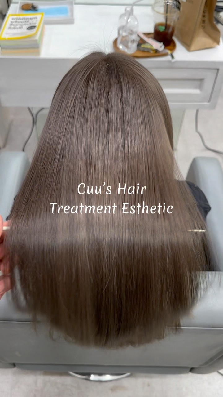 Cuu’s hair สวัสดีค่า ‍♀️
วันนี้มีแอดมินมีเมนู Treatment Estheticมาแนะนำค่า 🥰‍♀️‍♀️
เป็นTreatmentที่ผลิตขึ้นจากประเทศญี่ปุ่น ซึ่งอุดมไปด้วยสารอาหารที่จำเป็นต่อเส้นผม ช่วยให้เส้นผมของเราสุขภาพดีมากยิ่งขึ้น ชี้ฟูน้อยลง สวยนุ่มลื่นอย่างเป็นธรรมชาติ ซึ่งอยู่ได้ถึง1.5-2เดือนเลย หากบำรุงอย่างต่อเนื่องสามารถทำให้ผมที่แห้งเสียกลับมามีชีวิตชีชาได้อีกครั้งด้วยค่า ‍♀️🥰  รายละเอียดราคาโปรโมชั่นช่วงนี้
Treatment Esthetic
4900THB → 4300THB
ตัด ,ทรีทเม้นท์ ,ให้คำปรึกษา, ดีท็อกซ์หนังศีรษะ ,สระผม, แชมพู, เซ็ท,เป่า,การรับประกัน (ฟรี) ปรึกษาทางไลน์ (ฟรี)  หากคุณลูกค้าไม่ต้องการ ตัดผมจะมีส่วนลด 700 บาท
ระยะเวลาที่ใช้ : ประมาณ 2 ชั่วโมง  ทางร้านจะใช้โปรตีนคุณภาพสูงจากธรรมชาติ เซราไมด์ คอลลาเจน กรดอะมิโน และกรดไฮยาลูโรนิกจากธรรมชาติให้กับเส้นผมเพื่อให้สารอาหารซึมซาบเข้าสู่เส้นผม เพื่อป้องกันไม่ให้สารอาหารและน้ำที่หล่อเลี้ยงหลุดออกมา พร้อมทั้งยังเติมส่วนผสมที่ให้ความชุ่มชื้นตามธรรมชาติจากกับเส้นผมและหนังศีรษะ ฉะนั้นสภาวะแวดล้อมต่างๆจึงไม่ทำให้เกิดความเครียดกับเส้นผมและหนังศีรษะหลังทำ 
จะช่วยซ่อมแซมเส้นผมที่เสีย กลับมามีผมที่แข็งแรงมากขึ้น ลดการชี้ฟูของเส้นผมให้ผมให้ดูสวยงามมากขึ้น ไม่ใช่เป็นการแค่บำรุงเส้นผมแต่ยังช่วยบำรุงหนัจงศรีษะ ป้องกันผมขาดหลุดร่วงอีกด้วยนะคะ🥰  โปรโมชั่นHair Esthetic
Color Esthetic 7300 บาท → 5600 บาท(ราคานี้ไม่รวมฟอก) 
Perm Esthetic 8400 บาท → 6900 บาท
Straight  Esthetic 10500 บาท → 7400 บาท  IG:cuushair
Facebook:Cuu’s hair
HP: https://cuushair.com
TEL:02-065-0909  #bangkok #thonglor #bangkokhairsalon #ผม #เกาหลี #ญี่ปุ่น #ม้วนผม #ร้านเสริมสวย #ดัดผม #เสริมสวย #ทรงผม #สไตล์เกาหลี #สไตล์ญี่ปุ่น #hairesthetic #organic