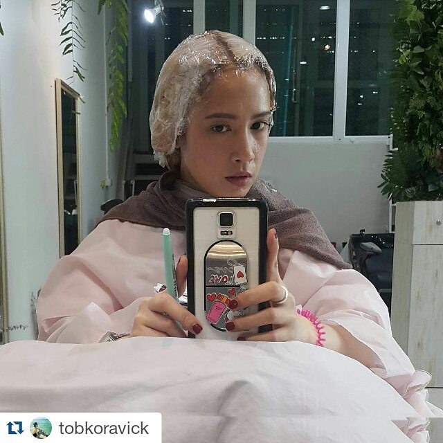 ตกหลุมรัก สาว Vogue @__kulala 🙂 #Repost @tobkoravick with @repostapp
・・・
อยากสวยต้องทน  #lusrica #lusricasalon #urthonglor #thonglor #thonglor11 #thonglor13 #hair #haircut #haircolour #hairsalon #organicsalon #bkk #thailand #bangkok #vogue #voguethailand