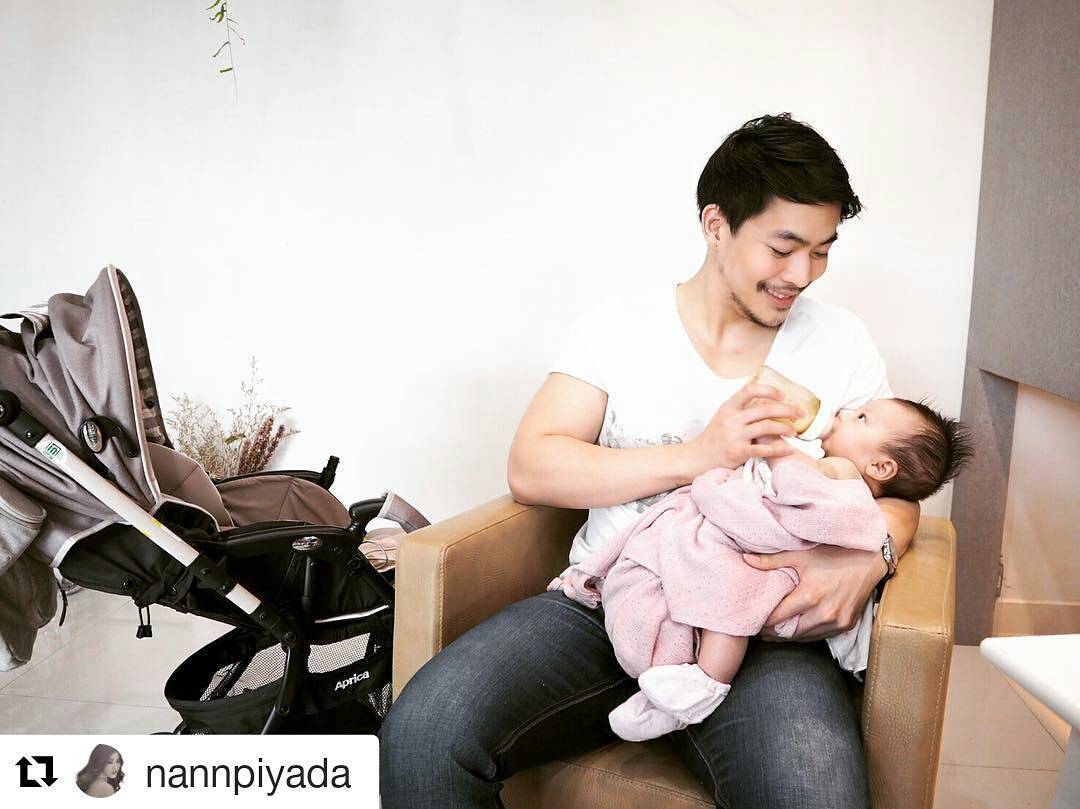 ชอบรูปนี้ของคุณลูกค้าน่ารักมากๆๆค่ะ คุณพ่อกับคุณลูกมารอคุณแม่  #Repost @nannpiyada
・・・
หม่ามี๊ทำผม ป่ะป๊าดูแลเบบี๋ก่อนน๊าา🤗 @guiy11 @about_babynarada  #โครงการฝากลูกไว้กับพ่อ #about_babynarada #นาฬาดาหมูน้อยของหม่ามี๊ #lusrica #lusricasalon #urthonglor #thonglor13