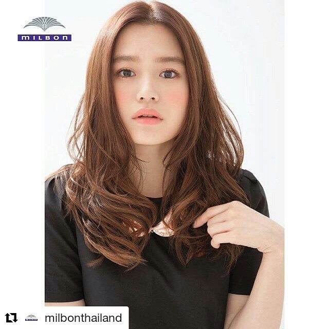 วันหยุดสบายๆๆอย่าลืมแวะมาผ่อนคลาย + ผมสุขภาพดีนะคะ 
#Repost @milbonthailand with @repostapp
・・・
หากสาวๆอยากมีเส้นผมที่สุขภาพดีแล้วละก็ ควรหลีกเลี่ยงการหวีผมอย่างรุนแรง ถ้าผมของคุณเปียกอยู่ คุณควรให้หวีซี่ห่างๆเท่านั้น รวมทั้งคุณควรลดปริมาณการหวีผมที่มากเกินความจำเป็นและไม่ควรหวีผมอย่างรุนแรง และใช้แปรงให้น้อยครั้งที่สุดในการจัดแต่งทรงผมของคุณ ถ้าคุณไว้ผมทรงหางม้า ก็อย่าลืมหาหนังยางรัดผมคุณภาพดีเอาไว้ใช้ และค่อยๆ แกะหนังยางออกอย่างระมัดระวัง การดึงผมหางม้าโดยไม่ระวังนั้นอาจเป็นสาเหตุทำให้ผมแตกเสียได้ ถ้าคุณพบสัญญาณของผมเสีย เช่น ถ้าผมของคุณชี้ฟู ก็ควรหาครีมมาบำรุงเส้นผมอยู่เสมอด้วยนะคะ
เคล็ดลับผมสวยจาก Style United โดย Shelley Levitt
‪ #milbon #ミルボン #milbonthailand #hairtips