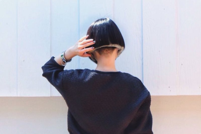 Undercut short hair ผมไถท้ายทอยสุดแนวสำหรับสาวเท่ เดี๋ยวนี้แฟชั่นมาไกลมากกกกก เพราะฉะนั่นการไถท้ายทอยจึงไม่ใช่เรื่องแปลกอีกต่อไป!! แค่เพียงสาวๆเรามั่นใจซะอย่าง ก็ได้ลุคสาวเท่ไปครองเลยจ้าาาา สวยเท่ชิคขนาดนี้ อย่าลืมมาทำผมกับร้านDearนะคะ 
#dearhairdesign #prompong #sukhumvit 39 #hair #hairstyle #haircut #cutegirsl #haircolor #hairperm #hairperfect #salon #fashion #undercut  #shorthairstyles #beauty #streetstyle #streetfashion #organic #haircut #bangkok #thailand