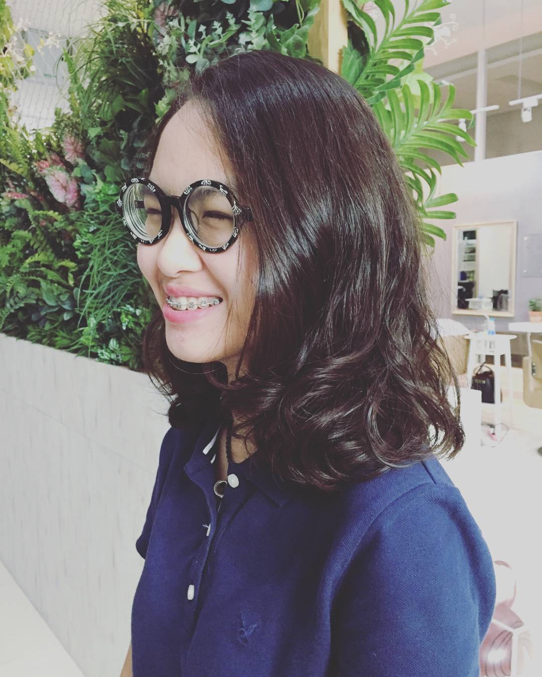 ชอบเวลาสาวน้อยยิ้ม k'@iamkkhing ว่างๆแวะมาอีกนะคะ :) #hair #haircut #hairstyles #haircolor #hairstyle #hairfashion #lifestyle #organic #salon #salonlife #beauty #beautyblogger #fashion #fashionblogger #streetstyle #streetfashion #streetphotography #thailand #bangkok #bangkokfashion #thonglor