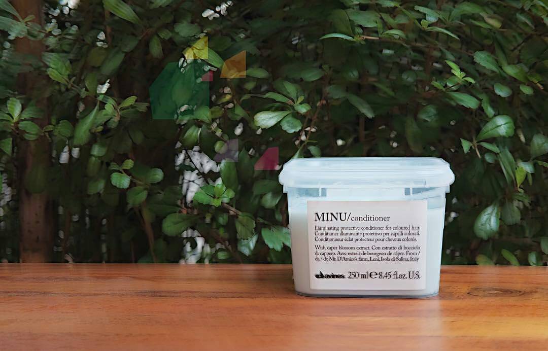 MINU Conditioner
ครีมบำรุงเส้นผมเข้มข้นด้วยคุณค่าของเควอซิทินซึ้งเป็นกรดอะมิโนโปรตีนที่ให้การปกป้องโครงสร้างเส้นผมและเพิ่มประกายความเงางามสำหรับเส้นผมที่ผ่านการทำสี 
Cr : @dearhairdesign  #hair #haircut #hairstyles #haircolor #hairstyle #hairfashion #lifestyle #organic #salon #salonlife #beauty #beautyblogger #fashion #fashionblogger #streetstyle #streetfashion #streetphotography #thailand #bangkok #bangkokfashion #thonglor #friends