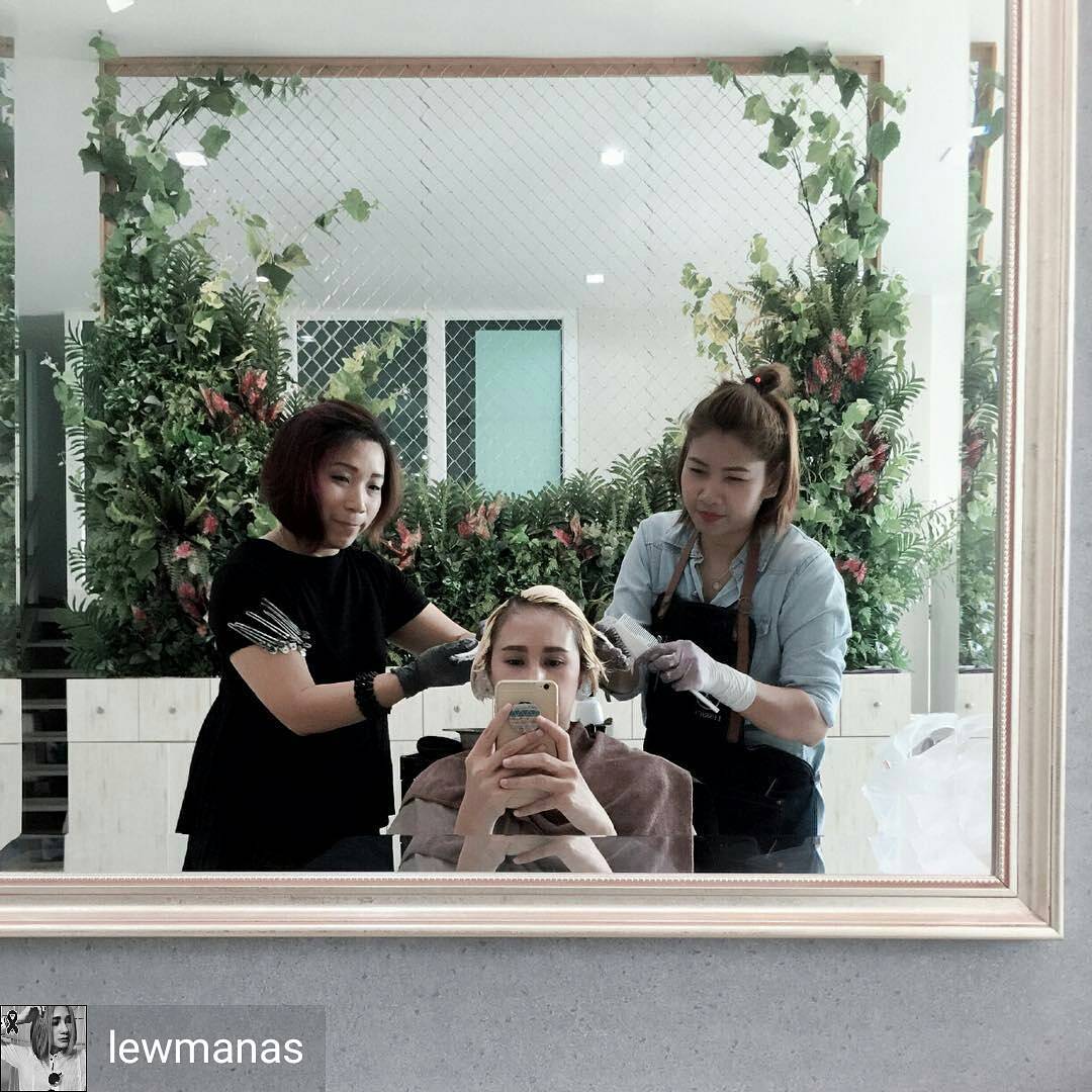 คิดถึง  @Regrann from @lewmanas -  ในที่สุด...สีอะไรน้า @lusrica_salon 
#hair #haircut #hairstyles #haircolor #hairstyle #hairfashion #lifestyle #organic #salon #salonlife #beauty #beautyblogger #fashion #fashionblogger #streetstyle #streetfashion #streetphotography #thailand #bangkok #bangkokfashion #thonglor #friends