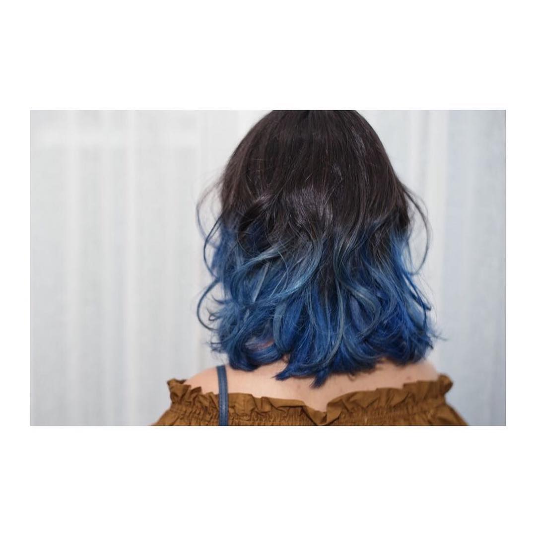 @kakeru_lusrica
・・・
Customer snap. 
Blue Balayage. 
In order to suppress the damage, Bleach is mixed with Lightner. Depending on your hair quality, you will need 1 to 3 bleach.  Direction @kakeru_lusrica Please see him @lusrica_salon 🙂 Tel.02-0092616 #lusrica #lusricasalon #urthonglor #thonglor13 #lusrica_salon #hair #haircut #haircolor #hairsalon #hairstyle #organicsalon #bkk #thailand #bangkok #salon #sony #a7ii #leica #summilux #hairdresser #snap #digitalperm #バンコク #バンコク美容室 #日系サロン #海外美容師求人 #バレイヤージュ #balayage