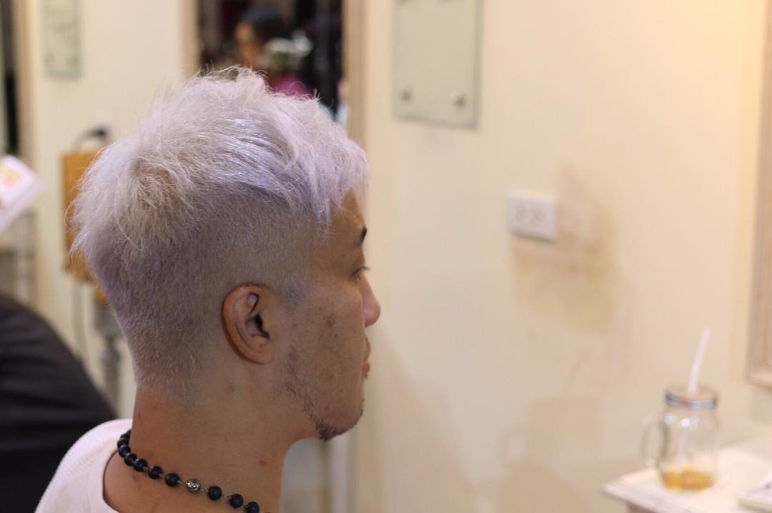 ใครที่เบื่อสีผมเดิมๆอยากเปลียนลุคให้ดูแปลกใหม่ทางร้านเรายินดีต้อนรับนะคะพร้อมให้คำปรึกษาพร้อมออกแบบสีผมให้ทุกท่านค่ะ @tomo.dear #dearhairdesign #dear #cut #color #hair #haircut #headspa #haircare #haircolor #color #mensfashion #fashion #fashionblogger #japan #japansalon #beauty #bangkok #prompong #sukhumvit39 #salon #olaplex