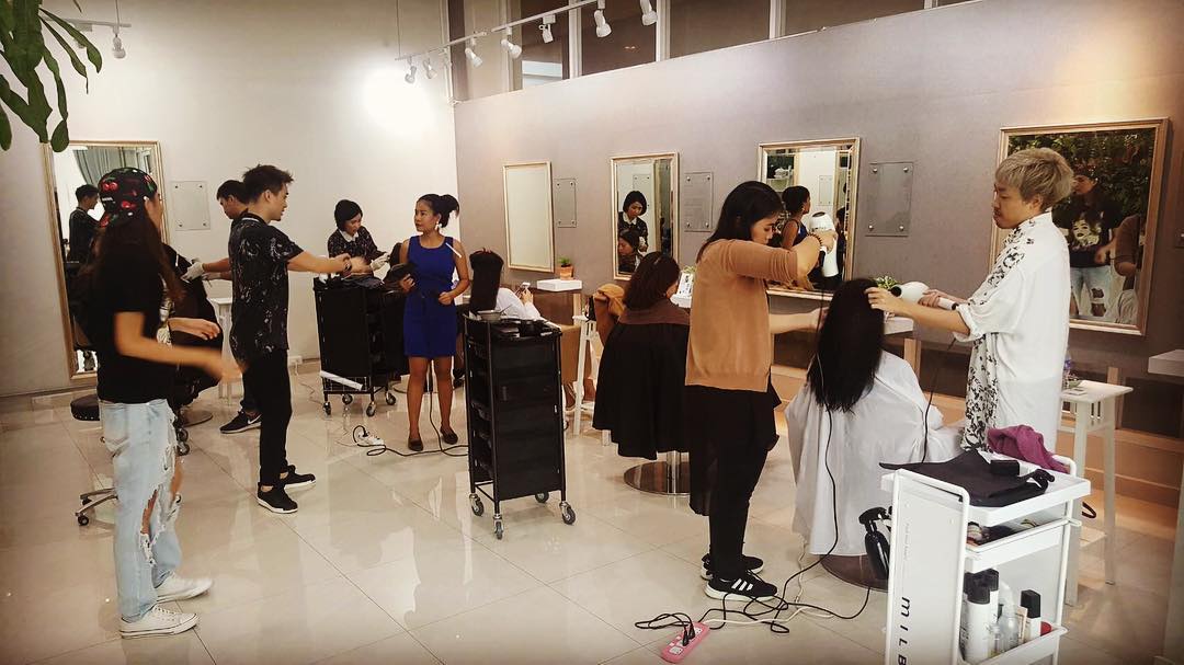 FULL HOUSE TODAY Thank you very much to all of our lovely customers  What a lovely atmosphere inside our salon today  #hair #haircut #hairstyles #haircolor #hairstyle #hairfashion #lifestyle #organic #salon #salonlife #beauty #beautyblogger #fashion #fashionblogger #streetstyle #streetfashion #streetphotography #thailand #bangkok #bangkokfashion #thonglor