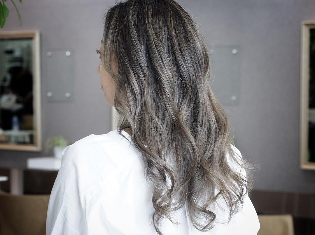 @akihiroendo_bkk.jp
・・・
Balayage x silver beige
We did tone down roots area, and high light chip put on surface top.
Finally, apply silver beige tone color❣️ #lusrica
#highlight #balayage #highlightcolor #color #hair #haircut #hairstyles #haircolor #hairstyle #hairfashion  #organic #salon #salonlife #fashion #fashionblogger #streetfashion  #thailand #bangkok #bangkokfashion #japanesehairsalon #thonglor #バンコク在住 #バンコクライフ #バンコク生活 #バンコク美容室