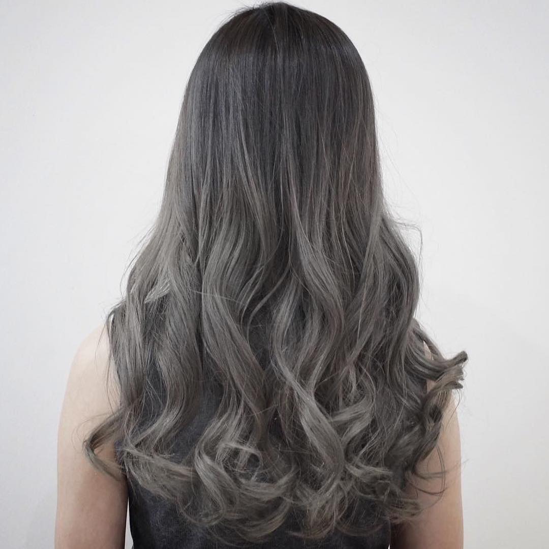 @akihiroendo_bkk.jp
・・・
[ gray ombré ]
It takes two times bleach at first, and apply gray tone color at second.
If you bothers on hair damages , definitely recommend Olaplex.
It better for your hair healthy and less damage!!  Reservation no. 02-009-2616 
#lusrica
#highlight #balayage #highlightcolor #color #hair #haircut #hairstyles #haircolor #hairstyle #hairfashion  #organic #salon #salonlife #fashion #fashionblogger #streetfashion  #thailand #bangkok #bangkokfashion #japanesehairsalon #thonglor #バンコク在住 #バンコクライフ #バンコク生活 #バンコク美容室