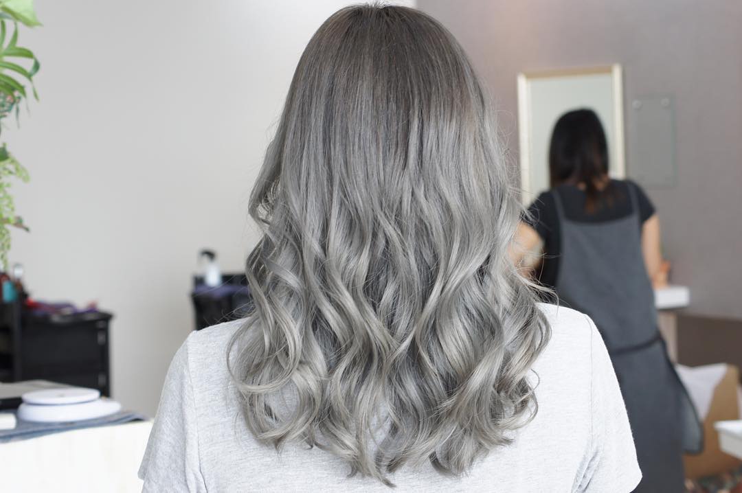 @akihiroendo_bkk.jp
・・・
We did [ white gray color]
This is awesome color️
Let's try our salon!! Reservation no. 02-009-2616  #lusrica
#highlight #balayage #highlightcolor #color #hair #haircut #hairstyles #haircolor #hairstyle #hairfashion  #organic #salon #salonlife #fashion #fashionblogger #streetfashion  #thailand #bangkok #bangkokfashion #japanesehairsalon #thonglor #バンコク在住 #バンコクライフ #バンコク生活 #バンコク美容室