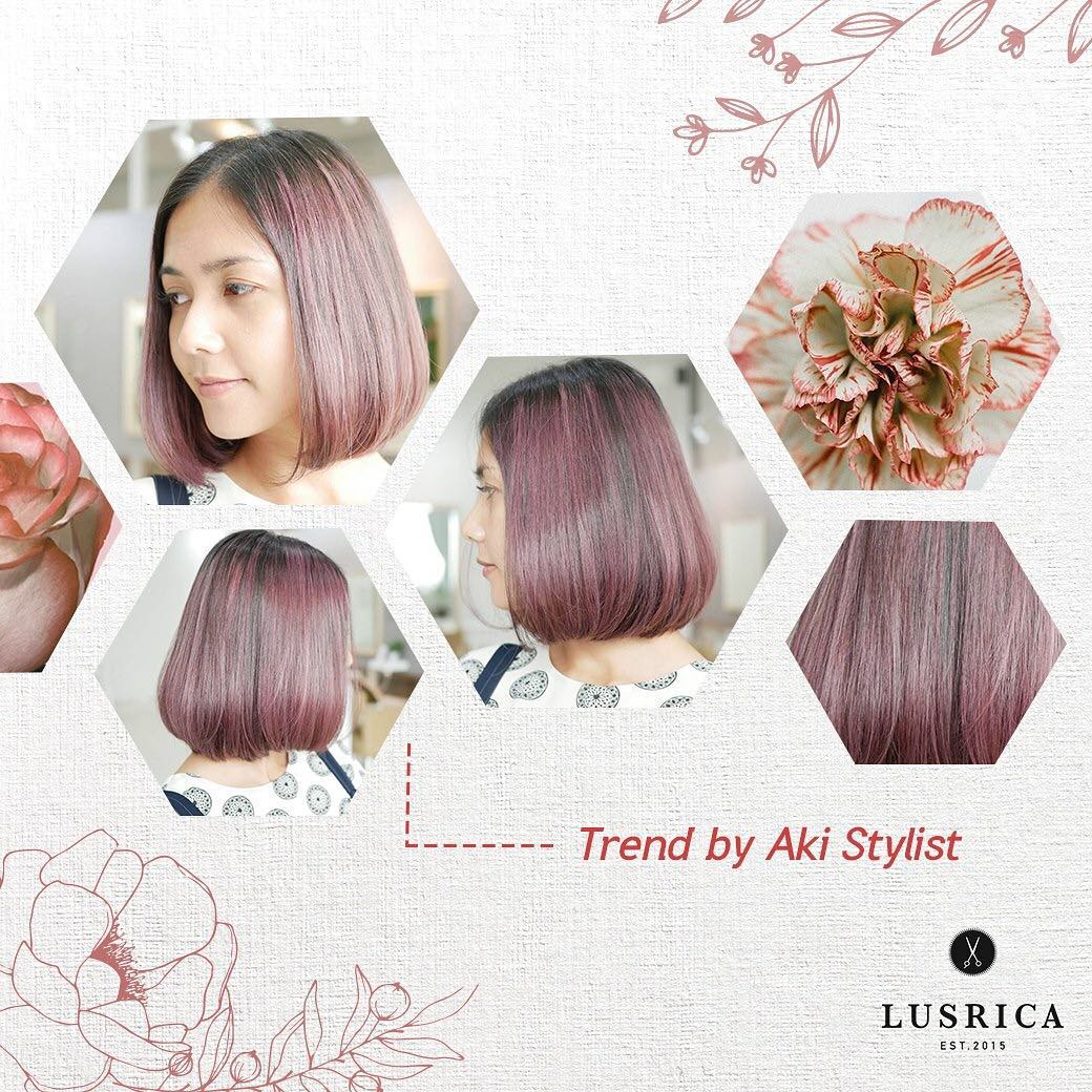 Lusrica และสไตลิสต์คุณ Aki ขอชวนสาวๆ เปลี่ยนลุคกับผมสีชมพู แต่จะเปลี่ยนให้สุดต้องเปลี่ยนทรงไปด้วยเลยค่ะ ️ เปลี่ยนทรงผมโดยตัดผมบ๊อบสั้นให้ดูเป็นสาวหวานน่ารักใสๆ จากนั้นทำ Treatment ให้ผมดูมีสุขภาพดี นุ่มสวย ต่อด้วยทำสีผมสีชมพูสุดหวาน  และสุดท้ายไดร์ผมให้เข้าทรงอีกนิดหน่อย 
เพียงเท่านี้ก็จะได้ผมสีชมพูสุดหวานแล้วค่ะ 
ใครอยากเปลี่ยนลุคให้เป็นสาวหวานๆ มาพบกันที่ Lusrica นะคะ ช่าง Aki รออยู่ค่ะ  ---------------------------------
Lusrica Salon ซอยทองหล่อ 11 Tel