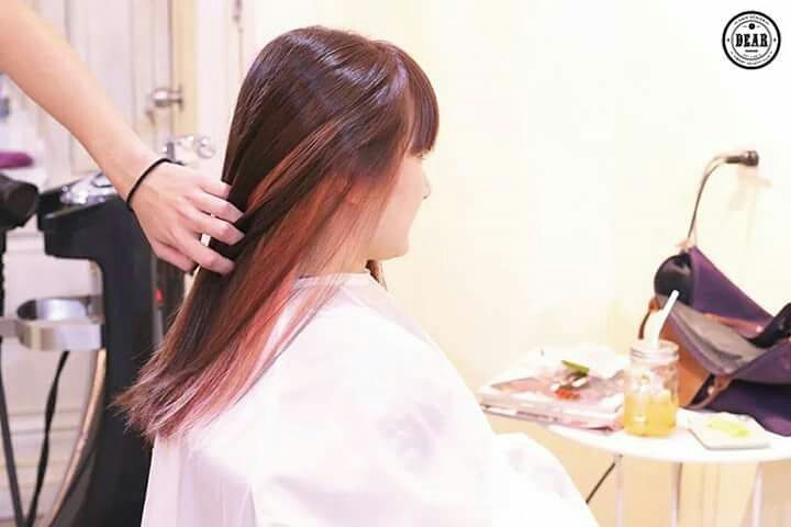 ..►Dear Hair Design◄..
มาสนุกกับการทำสีผมดูสิคะ 
สไตล์ทรงผมนี้ มีการใส่สีชมพูลงไปด้านในค่ะ 
ที่ร้าน Dear ของเราให้บริการทำสีผมหลากหลายสไตล์ 
ตั้งแต่ดีไซน์สีผมที่ไม่ซ้ำใคร ไปจนถึงสีผมที่ให้ความรู้สึกดูเป็นธรรมชาติ☘ ด้วยค่ะ
----------------------------------------------
ร้านตั้งอยู่ที่ ซ.สุขุมวิท 39 เดินเข้าซอยแล้วเดินต่อไปอีกประมาณ 100 เมตร อยู่ฝั่งขวามือนะคะ
----------------------------------------------
 Booking: 02-662-5069
 สุขุมวิท39
 Line: @dear_hair
 IG: dearhairdesign
 Open: MON-FRI 9:00-17:30/SAT-SUN 10:00-18:30
 Close: Every Wednesday
 Website: www.dear-hair-design.com
#dearhairdesign #prompong #sukhumvit39 #japan #shabbychic #chic #headspa #hair #haircolor #hairstyle #hairstylelist #haircut #hairfashion #style #trend #newlook #design
#เดียร์แฮร์ดีไซน์ #เดียร์ #เส้นผม #การดูแล #นวด #สปา #เฮดสปา #ทำสีผม #บำรุงเส้นผม #แฟชั่น #ร้านทำผม #ตัดผม