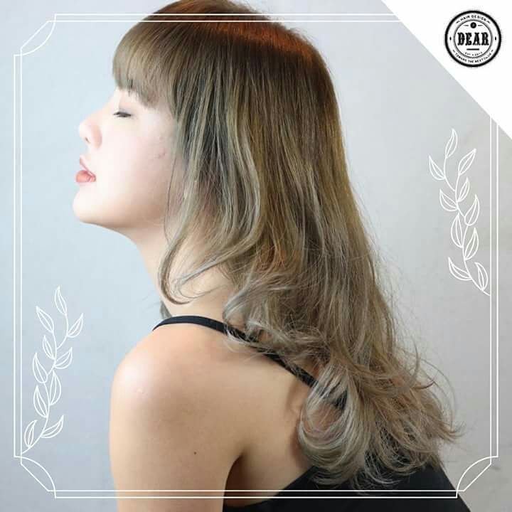 ..►Dear Hair Design◄..
เทรนด์สีผมยอดนิยม “สีผมโปร่งแสง”♪
สไตล์ที่เป็นสัญลักษณ์อย่างเช่นสีผมนี้ ‍♀
ต้องใช้การทำสีผมมากกว่า 2 ครั้งเลยนะคะ
.
 Point ที่สำคัญในการทำสีผมแบบนี้ ก็คือการสร้างสีพื้นฐาน
โดยทางร้านใช้เทคนิคบาลายาจ และจะลงสีแบบไล่สีผมค่ะ
ส่วนสีผมที่ลงต่อจากนั้นก็จะไล่สี จากสีเข้มที่โคนผมและค่อยๆ 
ใช้สีสว่างขึ้นเรื่อยๆ ไปจนถึงปลายผมค่ะ
ซึ่งการทำสีแบบนี้ จะมีการคำนวณและวางแผนให้สีผมดูสวยเป็นธรรมชาติได้อย่างยาวนาน♪
 “สีผมโปร่งแสง” ต้องให้ร้าน DEAR ดูแลนะคะ
----------------------------------------------
ร้านตั้งอยู่ที่ ซ.สุขุมวิท 39 เดินเข้าซอยแล้วเดินต่อไปอีกประมาณ 100 เมตร อยู่ฝั่งขวามือนะคะ
----------------------------------------------
 Booking: 02-662-5069
 สุขุมวิท39
 Line: @dear_hair
 IG: dearhairdesign
 Open: MON-FRI 9:00-17:30/SAT-SUN 10:00-18:30
 Close: Every Wednesday
 Website: www.dear-hair-design.com
#dearhairdesign #prompong #sukhumvit39 #japan #shabbychic #chic #headspa #hair #haircolor #hairstyle #hairstylelist #haircut #hairfashion #style #sukekan #tsuyakan #design
#เดียร์แฮร์ดีไซน์ #เดียร์ #เส้นผม #การดูแล #นวด #สปา #เฮดสปา #ทำสีผม #บำรุงเส้นผม #แฟชั่น #ร้านทำผม #ตัดผม