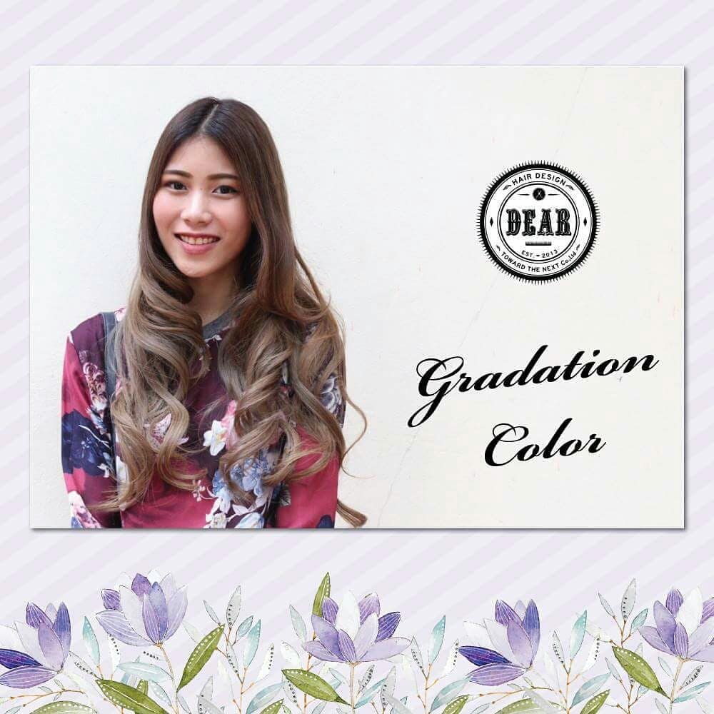 ‍♀ สีผมสวยสไตล์ Gradation Color ค่ะ ♪
ลงพื้นฐานสีผมด้วยสไตล์บาลายาจ จากนั้นลงสีตั้งแต่บริเวณโคนผมจรดปลายผมให้สว่างขึ้นด้วยการไล่สีเพิ่มมิติแบบ Gradation ค่ะ
ลองมาทำสีผมที่เหมาะกับคุณและสไตล์ที่ไม่ซ้ำใครที่ร้าน DEAR ดูไหมคะ 
----------------------------------------------
 ร้านตั้งอยู่ที่ ซ.สุขุมวิท 39 เดินเข้าซอยแล้ว
เดินต่อไปอีกประมาณ 100 เมตร อยู่ฝั่งขวามือนะคะ
----------------------------------------------
 Booking: 02-662-5069
 สุขุมวิท39
 Line: @dear_hair
 IG: dearhairdesign
 Open: Mon-Fri 9:00-17:30/Sat-Sun 10:00-18:30
 Close: Every Wednesday
 Website: www.dear-hair-design.com
#dearhairdesign #sukhumvit39 #btsprompongstation #bangkok #thailand #japan #gradation #color #balayage #style #hair #yourstyle #haircolor #เดียร์แฮร์ดีไซน์ #สุขุมวิท39 #บีทีเอสพร้อมพงษ์ #กรุงเทพ #ผมทำสี #สไตล์ของคุณ #บาลายาจ #การไล่สีผม #มีมิติ #สไตล์ของคุณ