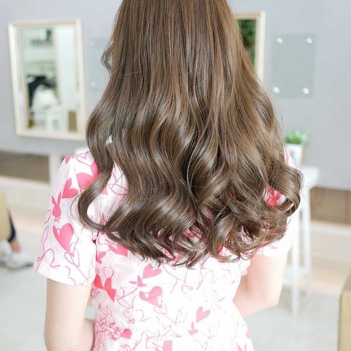 ขอบคุณคุณลูกค้าที่เข้ามาทำสี Light Browns มากๆเลยนะคะ เป็นสีที่เหมาะกับทุกลุค และมีความโดดเด่นเป็นประกายกับคุณผู้หญิงมากๆเลยค่ะ☆ เมนูในภาพจะเป็น Color+Treatment =2,980฿ (ขึ้นอยู่กับความเข้มของสีผมปัจจุบัน แนะนำให้ปรึกษาช่างก่อนทำค่ะ) 
Directed by Fon -----------------------------------------------------
Lusrica Salon ซอยทองหล่อ 11 (UR Build)
Tel