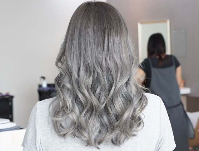 Ash gray style ( Balayage )
ผู้ที่เบื่อการทำสีผมแบบเดิมๆ สีเดิมๆ 
แนะนำสี Ash gray ด้วยเทคนิคการย้อมแบบ Balayage ทำให้ได้สีที่สวยมีมิติมากขึ้น  Bleach 3-4 step : 6000฿+
Directed by AKI -----------------------------------------------------
Lusrica Salon ซอยทองหล่อ 11 (UR Build)
Tel