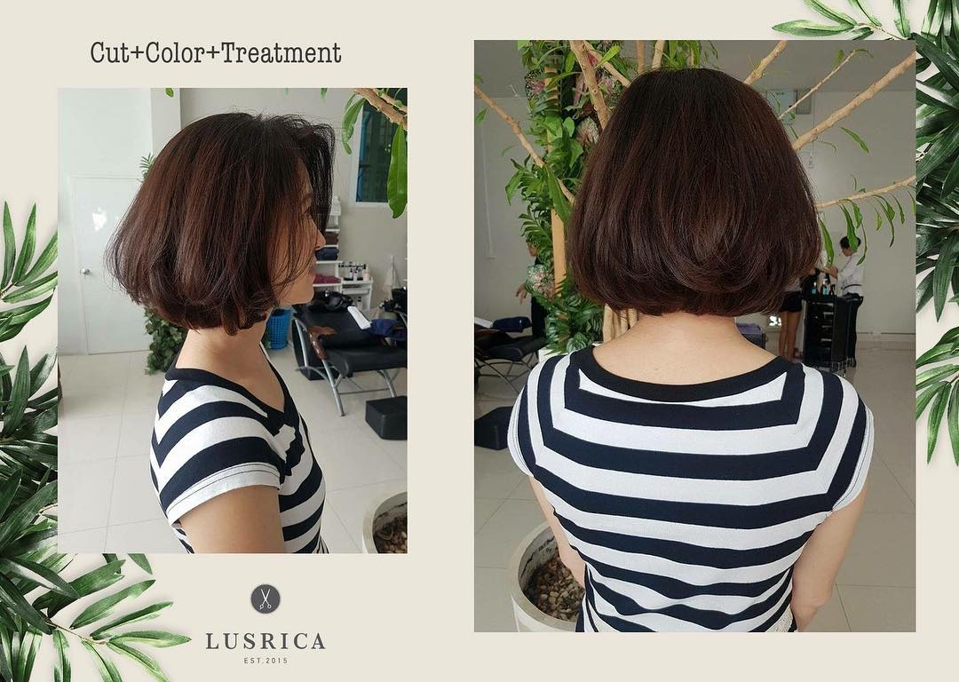 Lusrica เปลี่ยนลุคคุณให้ดูเป็นสาวสวยสายลุยด้วยผมบ๊อบสั้น พร้อมทำสีผม Color brown ที่แอบซ่อนความหวานเอาไว้ ด้วยการดัดผมแบบ Digital perm ซึ่งจะทำให้คุณดูสวยมีวอลลุ่มมากยิ่งขึ้น ถ้าคุณอยากเป็นสาวลุยแอบหวาน พบกันที่ Lusrica นะคะ -----------------------------------------------------
Lusrica Salon ซอยทองหล่อ 11 (UR Build)
Tel