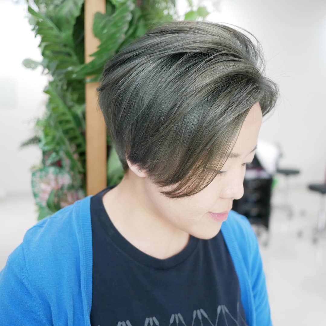 ขอบคุณลูกค้ามากๆนะคะ ที่เข้ามาตัดและทำสี HL กับ Lusrica  Menu:
- cool short haircuts
- Green Emerald hight light Color
Driected by Stylist Fon  Lusrica Salon ซอยทองหล่อ 11 (UR Build)
Tel