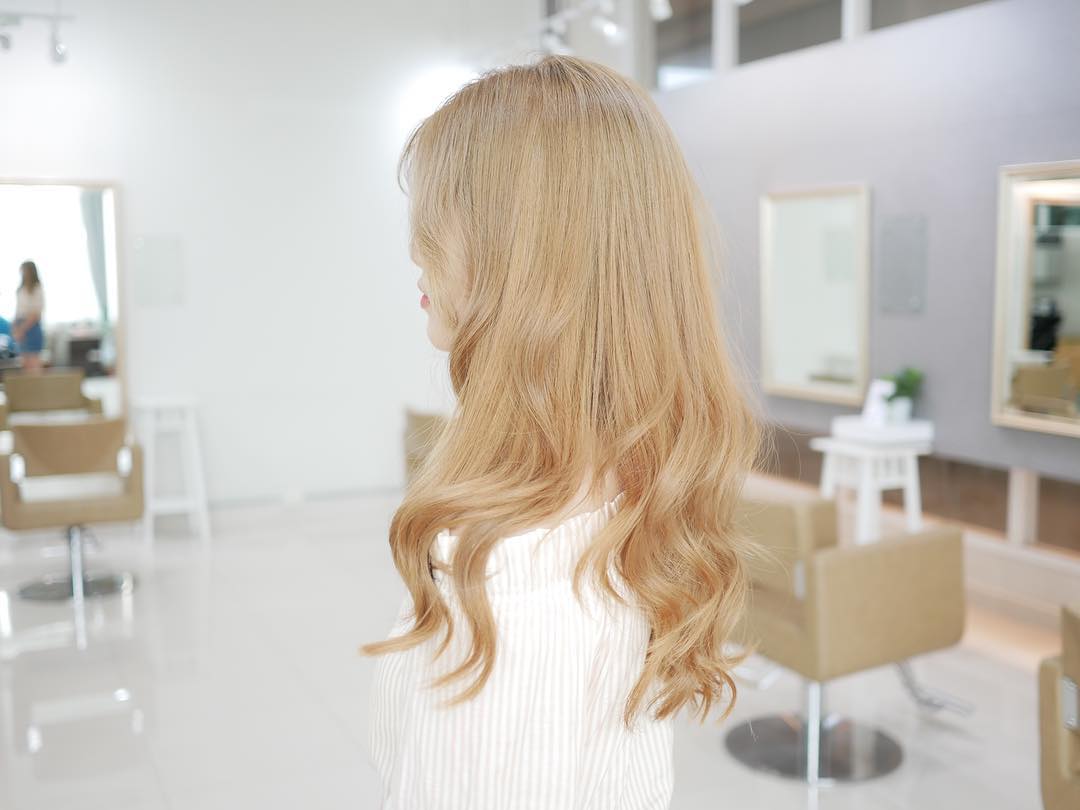 สำหรับลูกค้าที่ชอบสีผมในโทนสว่างมากๆ ขอแนะนำเป็นสี Light beige Color