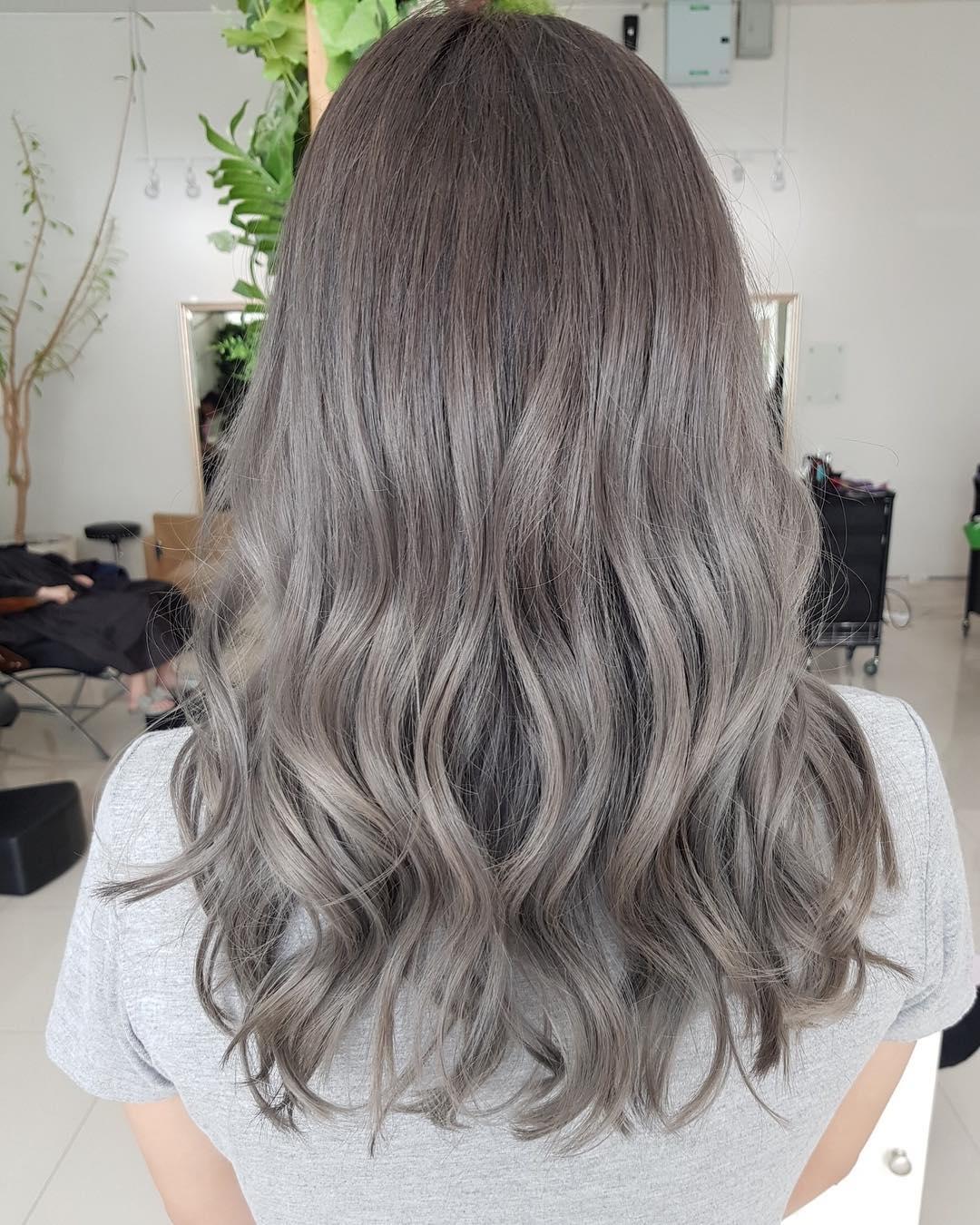 ลูกค้าที่ชอบสีผมสว่างๆ ขอแนะนำสี Silver Gray เป็นสีแฟชั่นที่ดูทั้งเท่และเซ็กซี่ในเวลาเดียวกัน
-----------------------------------------------------
Lusrica Salon ซอยทองหล่อ 11 (UR Build)
Tel