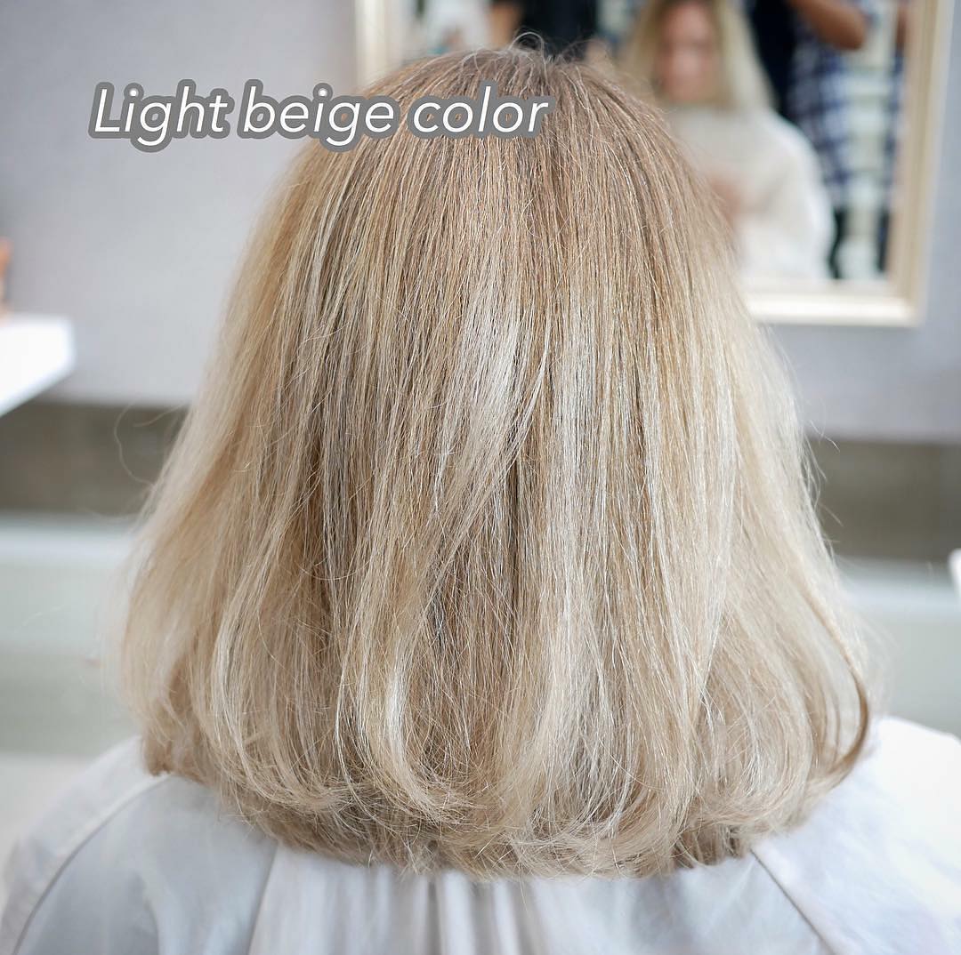 สวัสดีค่ะ  วันนี้ LUSRICA ขอแนะนำสีผมแฟชั่นในโทนสว่าง LIGHT Beige Color  สำหรับสีนี้ เหมาะสำหรับผู้ที่ต้องการ ️สีโทนสีผมที่สว่าง ️สไตล์ที่แปลกใหม่ ไม่ต้องการโทนสีแดง การทำสีนี้ยังช่วยทำให้หน้าดูสว่างขึ้นอีกด้วย. ข้อควรระวังคือเมื่อทำสีแล้ว ควรบำรุงผมด้วยทรีทเม้นท์ทุกเดือน อย่างน้อยเดือนละ1ครั้ง เนื้องจากสีนี้ต้องทำการฟอกสีผมหลายครั้ง จึงอาจจะทำให้ผมเกิดDamage ขึ้นได้  สำหรับ LIGHT Beige Color เป็นสีที่จำเป็นต้องมีการฟอกสีผม 2-3 ครั้ง ขึ้นอยู่กับเบจสีผมเดิมของลูกค้า จึงทำให้ใช้ระยะเวลาในการทำนานกว่าการย้อมสีแบบธรรมดา แนะนำให้จองคิวล้วงหน้า 1-2 วันค่ะ 
.  Cool 🏻‍🦰
SEXY 
Trendy 
Design By AKI  Process
★彡 Bleach 2-3 time
★彡 Treatment ★彡 Time : 4:30 Hrs.~.
.  Menu
☆彡 Color 2-3 step : 6000฿
☆彡 Treatment : 2500฿ . ------------------------------------------------------------ Lusrica Salon ซอยทองหล่อ 11 (UR Build)
Tel. 02-009-2616
Hours 10.00 AM - 06.30 PM
#lusrica #hairdresser #highlight #ashcolor #hair #haircut #hairstyles #haircolor #hairstyle #hairfashion #lifestyle #organic #salon #salonlife #beauty #beautyblogger #fashion #fashionblogger #streetstyle #streetfashion #streetphotography #thailand #bangkok #bangkokfashion #thonglor