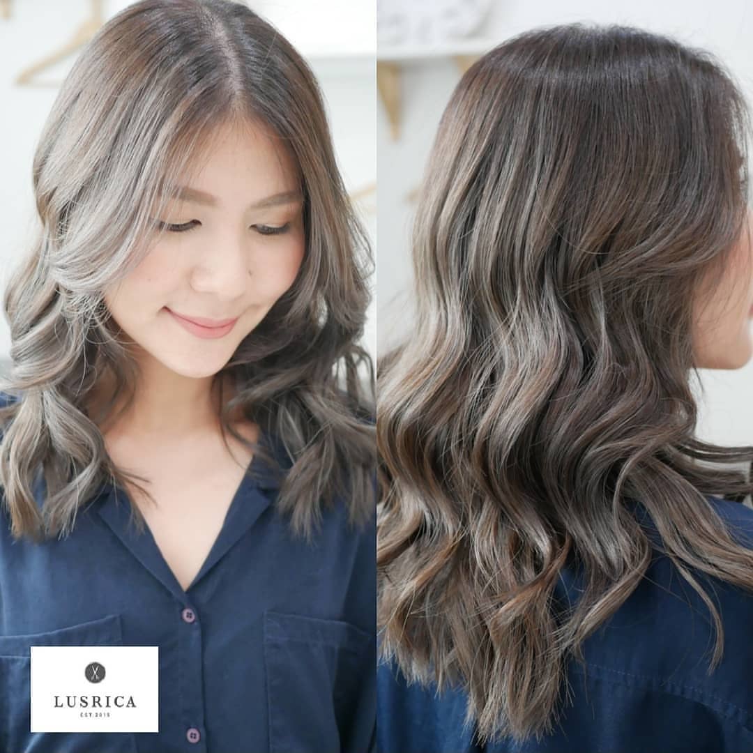 สวัสดีค่ะ วันนี้ขอแนะนำสีผม (Hight Light) ☆Silver Ash Brown!☆ เป็นสีที่ไม่แฟร์ชั่นมากจนเกินไปสามารถไปทำงานได้ และดูสวยแบบเป็นธรรมชาติ ทำให้คุณผู้หญิงดูน่ารัก♡และใบหน้าสว่างสดใสขึ้น เนื่องจากเป็นสีที่เหมาะกับสีผิวชาวเอเซียซึ่งไม่สว่างจนเกินไปและเข้มจนเกินไปค่ะ  ราคาเริ่มต้นที่ 5500 บาท (ขึ้นอยู่กับจำนวนการกัดผมค่ะ)  -----------------------------------------------------
Lusrica Salon ซอยทองหล่อ 11 (UR Build)
Tel