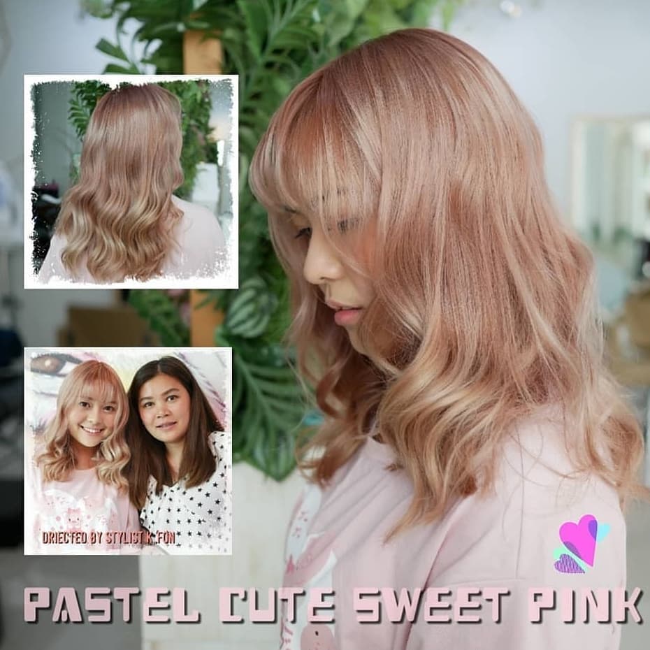 Lusrica สวัสดีค่ะ วันนี้ขออนุญาติ Review สี pastel เทรนปี 2019 sweet pastel pink! โดยครั้งนี้เป็นการทำ Full Hi Light โดยในเคสนี้เน้นการปรับสีที่โคนผมให้สว่างใกล้เคียงกับปลายผม โดยการ bleach 2-3 ครั้ง จากนั้นถึงจะใส่ pink pastel ลงไปเพื่อให้สีดูสม่ำเสมอ เป็นสีที่ให้ความรู้สึกสดใสน่ารักและมีความโดดเด่นมากๆค่ะ 
เนื่องจากมีการ Bleach หลายครั้งขอแนะนำให้ลูกค้าทำ Milbon Repair ควบคู่ระหว่างทำสี เพื่อซ่อมและลดดาเมจที่เกิดจากการทำเคมีนะคะ  Pomotion สำหรับสีพาสเทล ราคาเริ่มต้นที่ 6000 บาท (ขึ้นอยู่กับจำนวนการกัดสี) โดยใช้เวลาทำประมาณ 4-5 ชั่วโมง แนะนำให้ลูกค้าจองคิวล่วงหน้า 1 วันนะคะ  -----------------------------------------------------
Lusrica Salon ซอยทองหล่อ 11 (UR Build)
Tel