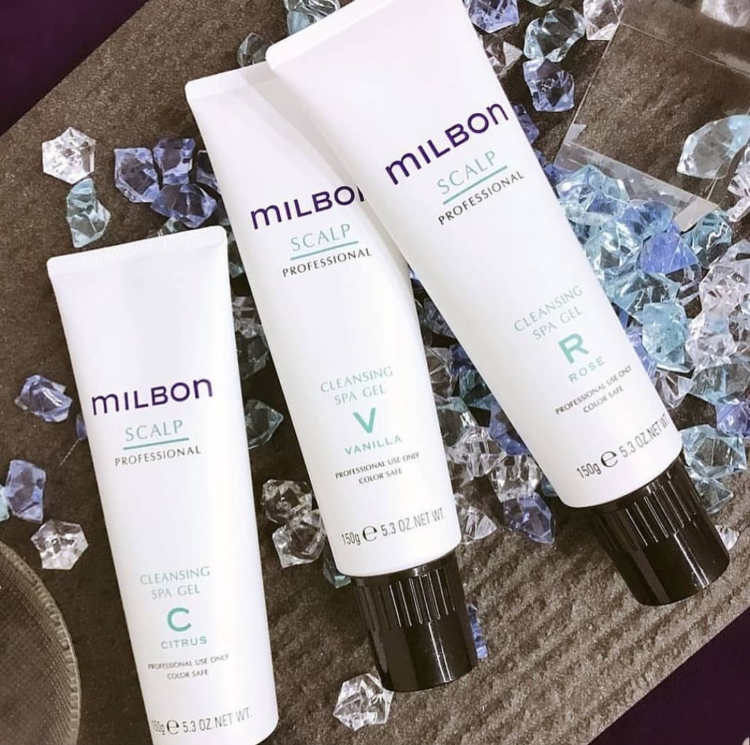 สวัสดีค่ะ  วันนี้ขอแนะนำเมนู Milbon Scalp Spa ที่จะช่วยแก้ไขปัญหาหนังศรีษะทั้ง 5 ประการ ไม่ว่าจะเป็น ปัญหาหนังศรีษะมีกลิ่นไม่พึงประสงค์ มีอาการคัน หนังศรีษะมัน หนังศรีษะแห้ง หรือหนังศรีษะมีรังแค  ปัญหาหนังศรีษะเหล่านี้ มีต้นเหตุมาจาก “ กรดไขมันส่วนเกิน” ซึ่ง Milbon Scalp Spa จะช่วยขจัดไขมันส่วนเกินและรักษาสมดุลของหนังศรีษะ อีกทั้งความเย็นของเจลสปาจะช่วยผ่อนคลายความเหนื่อยล้า กลิ่นหอมอโรม่าจะทำให้รู้สึกผ่อนคลาย โดยมีให้เลือก 3 กลิ่น ซีตรัส🍋 กุหลาบ วานิลลา  Process
★彡 Spa
★彡 Shampoo + blow
★彡 Time : 1 Hrs