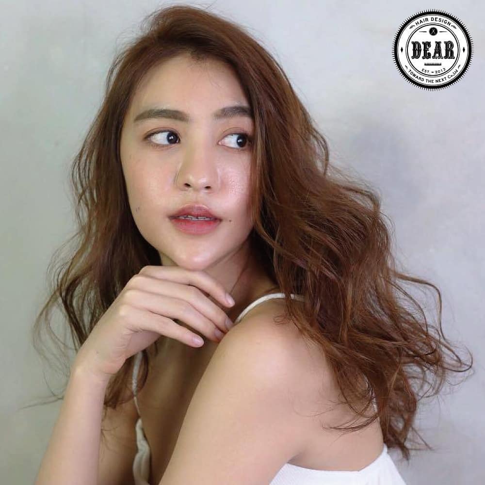 Perm x Bambi Brown 
ผมดัดปล่อยยาว ไม่ตัดหน้าม้าและทำสีโทนสว่างอย่าง Bambi Brown เพียง 3 อย่างนี้ก็ทำให้คุณดูเป็นสาวสไตล์ฝรั่งแล้วละค่ะ 
.
หากมองหาสไตล์ที่เหมาะกับคุณ หรือต้องการสอบถามเรื่องอื่น ๆ อย่าลังเลที่จะปรึกษาเรานะคะ ♪
.
 สามารถอ่านบทความเพิ่มเติมได้ที่นี่ค่ะ ⠀
https://bit.ly/2LUM9f8⠀
----------------------------------------------⠀
 ร้านตั้งอยู่ที่ ซ.สุขุมวิท 39 เดินเข้าซอยแล้ว⠀
เดินต่อไปอีกประมาณ 100 เมตร อยู่ฝั่งขวามือนะคะ⠀
----------------------------------------------⠀
 Booking: 02-662-5069⠀
 New! Line@(ภาษาไทย): @dear_hair_th
 Open: Mon-Fri 9:00-17:30/Sat-Sun 10:00-18:30⠀
 Close: Every Wednesday⠀
 Website: www.dear-hair-design.com⠀
#dearhairdesign #sukhumvit39 #BTSprompongstation 
#bangkok #thailand #japan #hairdesign #designcolor #haircolor #color #bambi #brown #perm
#เดียร์แฮร์ดีไซน์ #สุขุมวิท39 #บีทีเอสพร้อมพงษ์ #ฮิต #ผมทำสี #สีผม #ผู้หญิง #ผมสวย #ทำสีผม #ดัดผม