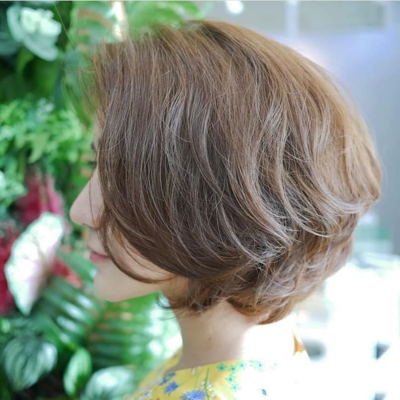 Short bob สามารถเพิ่มลูกเล่นด้วยการใช้ไอลอนดัดลอน ดัดส่วนปลายผมเพิ่มวอลลู่ม และปิดท้ายการจัดแต่งทรงด้วย nakano wax no